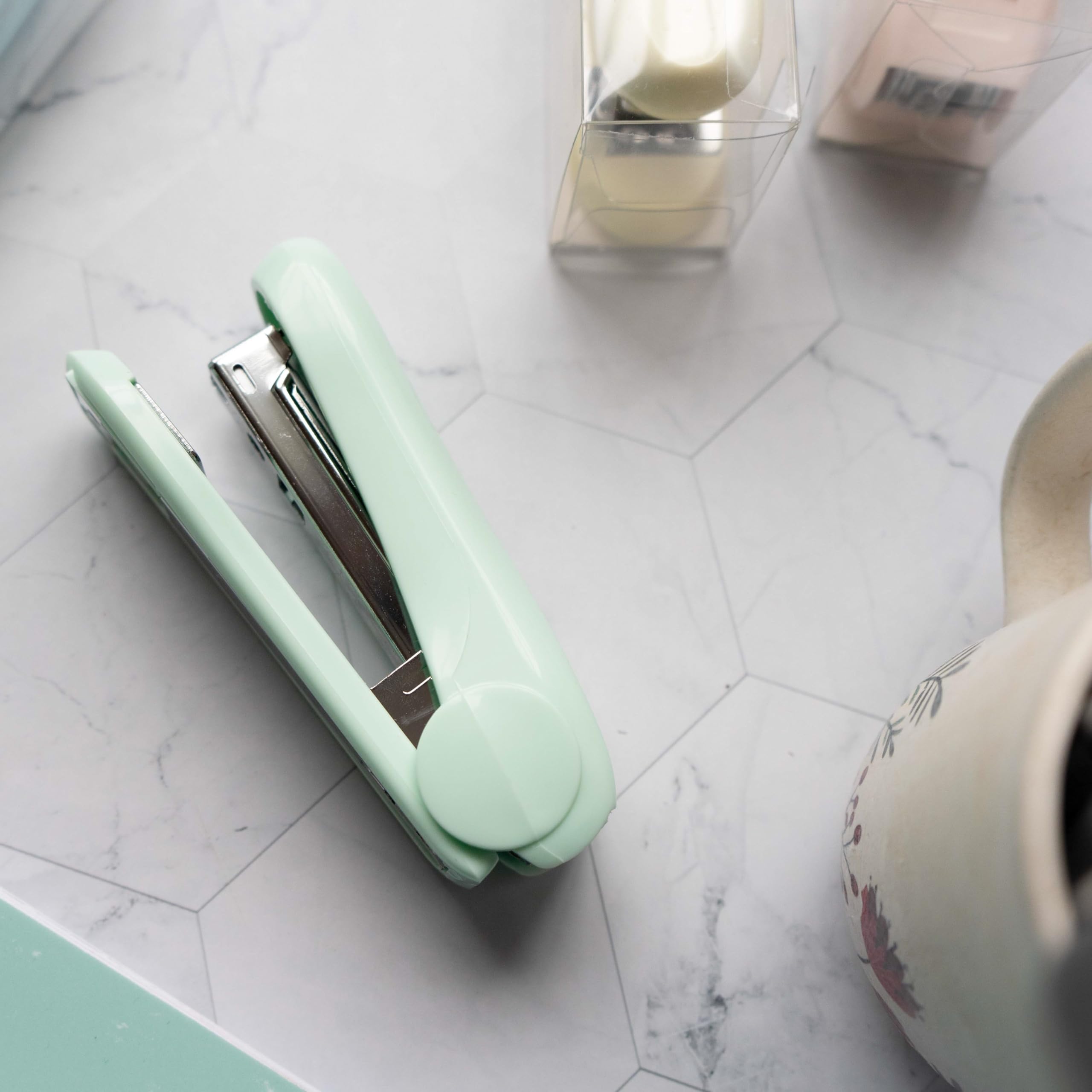 Kores - Agrafeuse de bureau modèle Colors + 1 000 agrafes 24/6, couleur menthe douce, dimensions 12,5 x 5,5 x 3 cm, capacité 20 feuilles de papier de 80 g, compatible avec agrafes 26/6, matériel