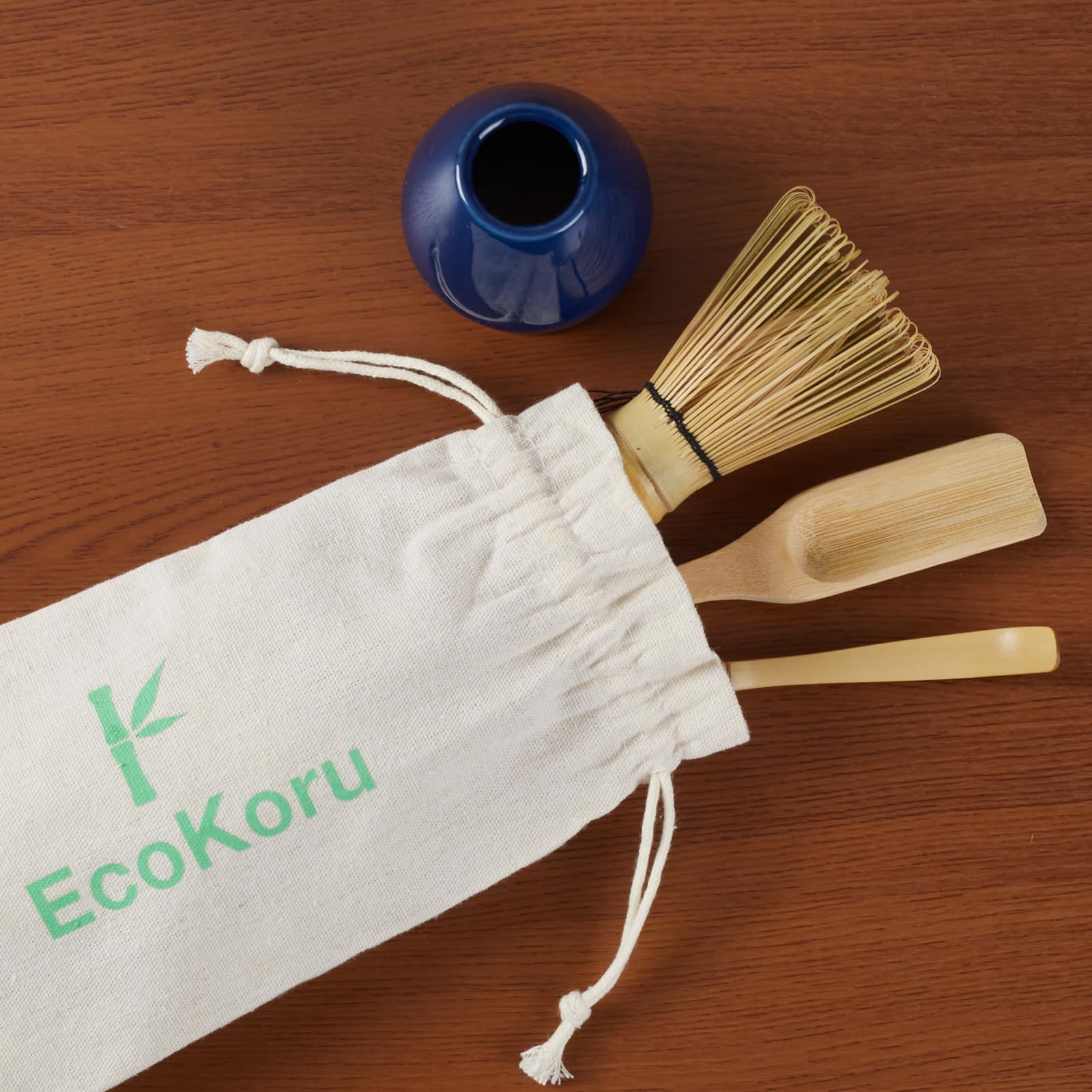 Set Té Matcha | Kit Tradicional 4 Piezas con Batidor de Bambú Natural (100 Puntas), Soporte Cerámico Azul Marino, Chashaku, Espátula y Bolsa de Lino Ecológica