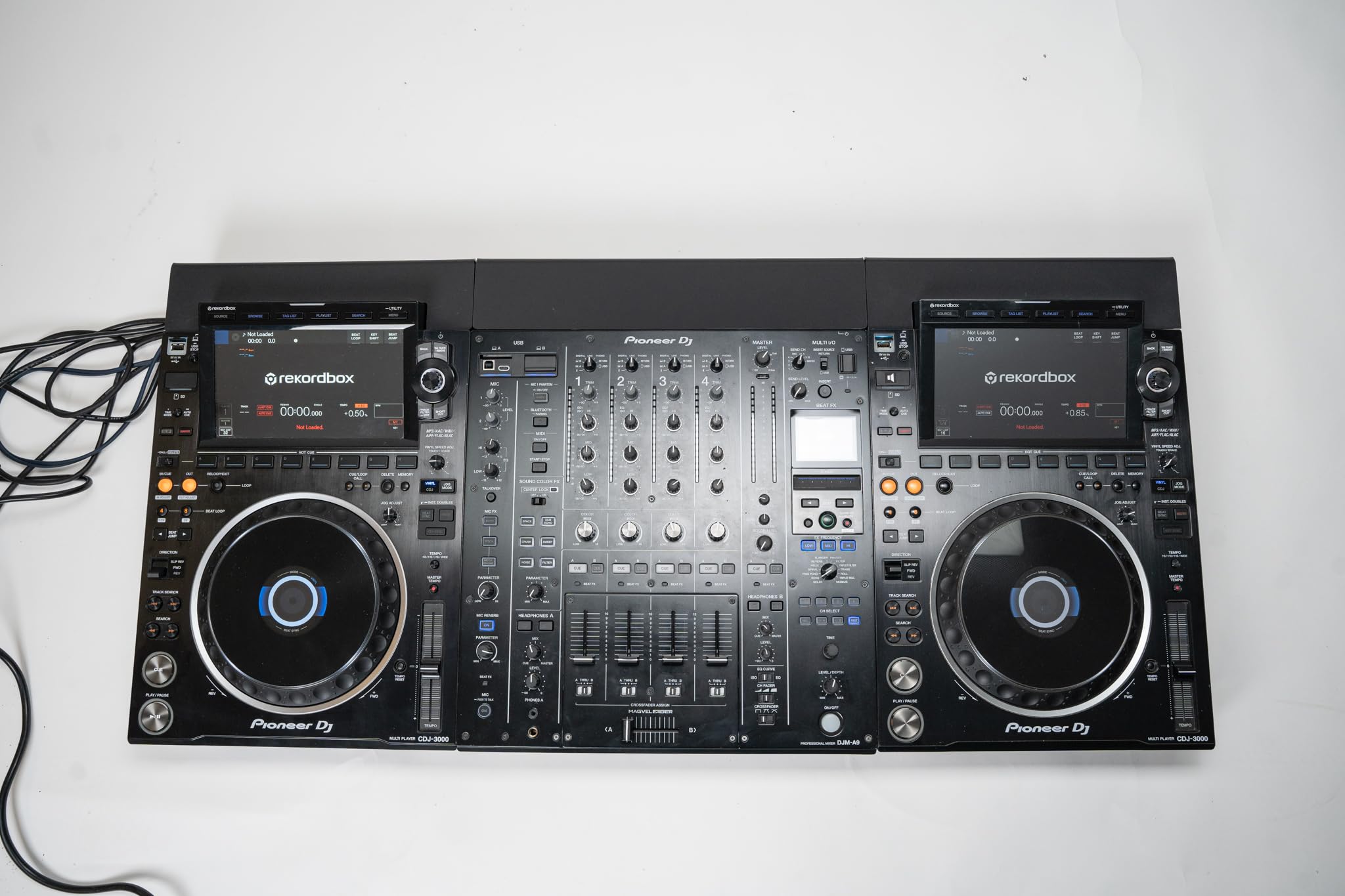 Kabelabdeckung kompatibel mit Pioneer CDJ 3000 – Kabelabdeckung mit integriertem Kabelkanal, minimalistisch, hochwertig, modern, funktional, professionell.. Made in Germany