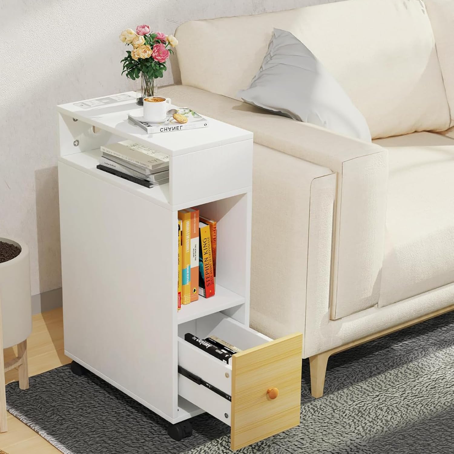 MAHANCRIS Tavolino Stretto con Stazione di Ricarica, Tavolino da Divano, Comodino con Cassetto in Tessuto Rimovibile, Tavolino per Spazi Ridotti, Camera da Letto, Soggiorno, Bianco AETBW125UE01