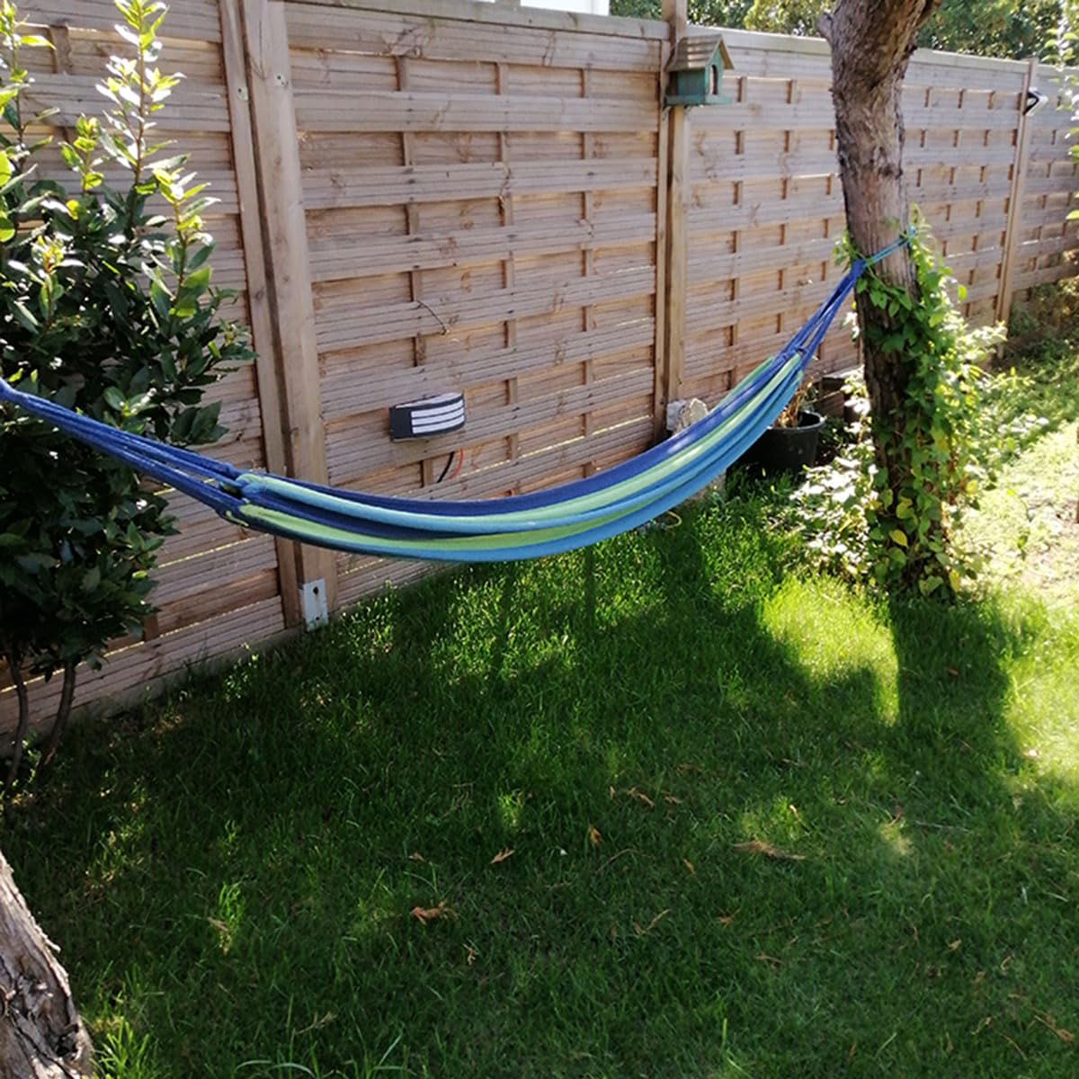 Amaca da giardino con bastoncini di legno rinforzati, tela traspirante portatile per rilassarsi all'aperto, design a righe resistente, include borsa portaoggetti (200 x 100 cm)