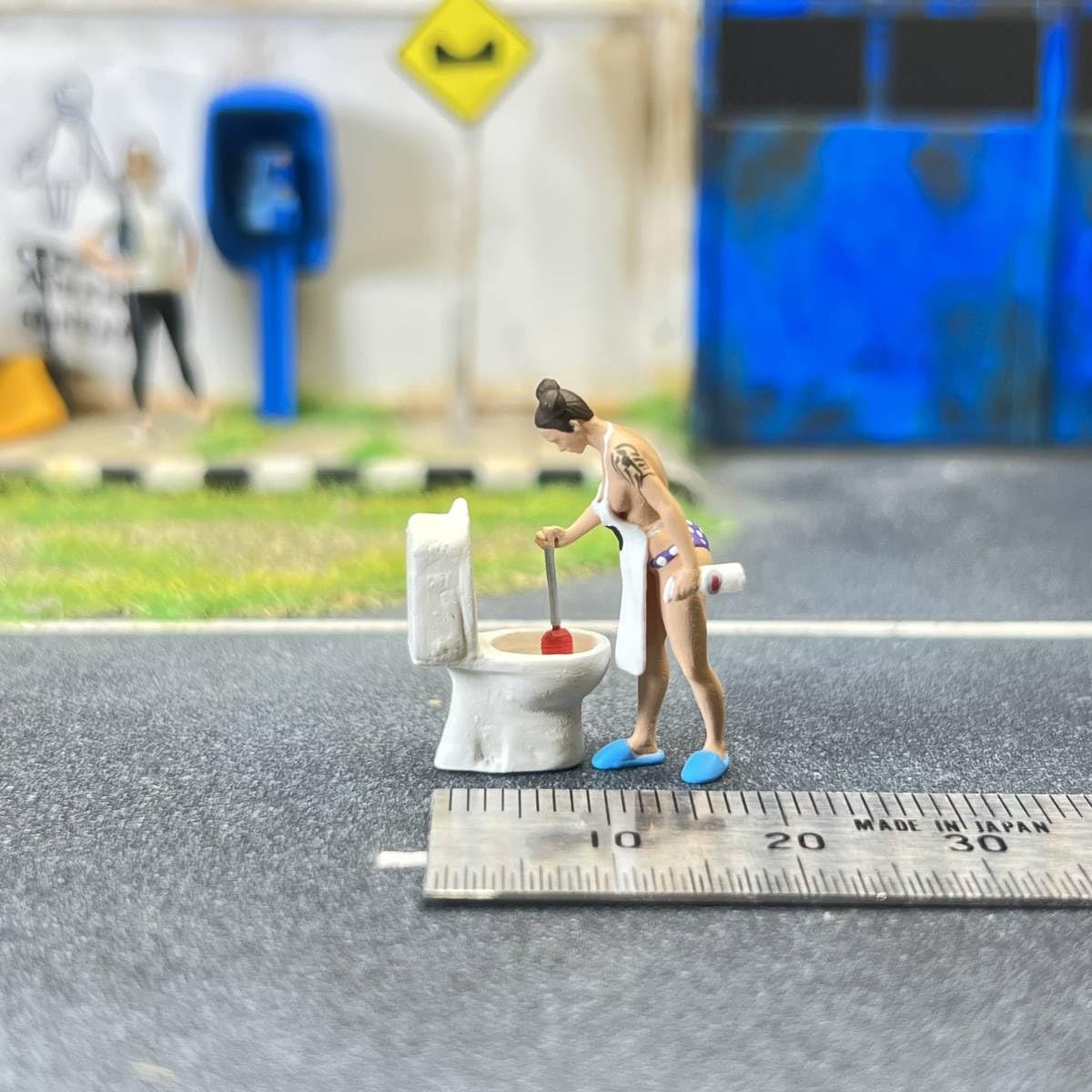 Amazon | 1/64 スケール トイレ掃除をする女性 トイレ セット
