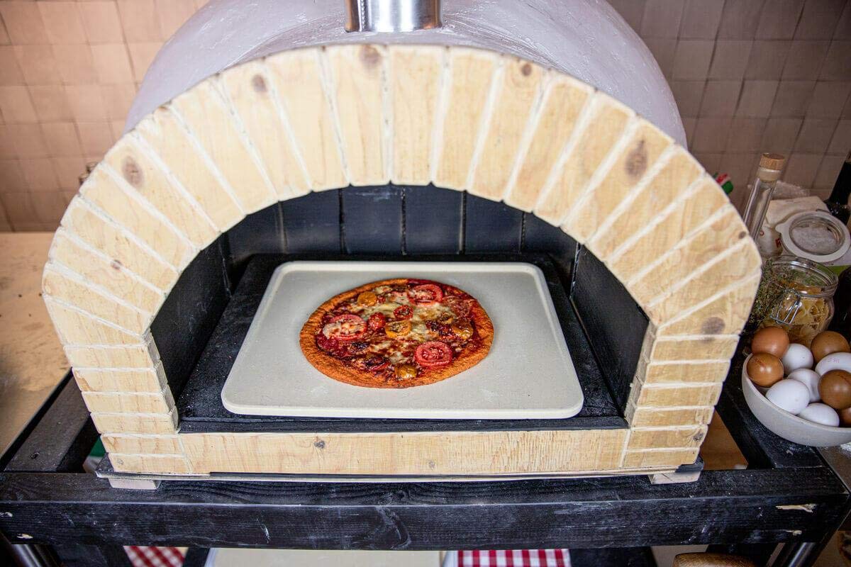 Boska Pietra Pizza Deluxe Rettangola/Per il forno/Pizze con la qualità di quelle fatte nel forno di mattoni/Bordo rialzato lussuoso/Cordierite / 32x40 cm