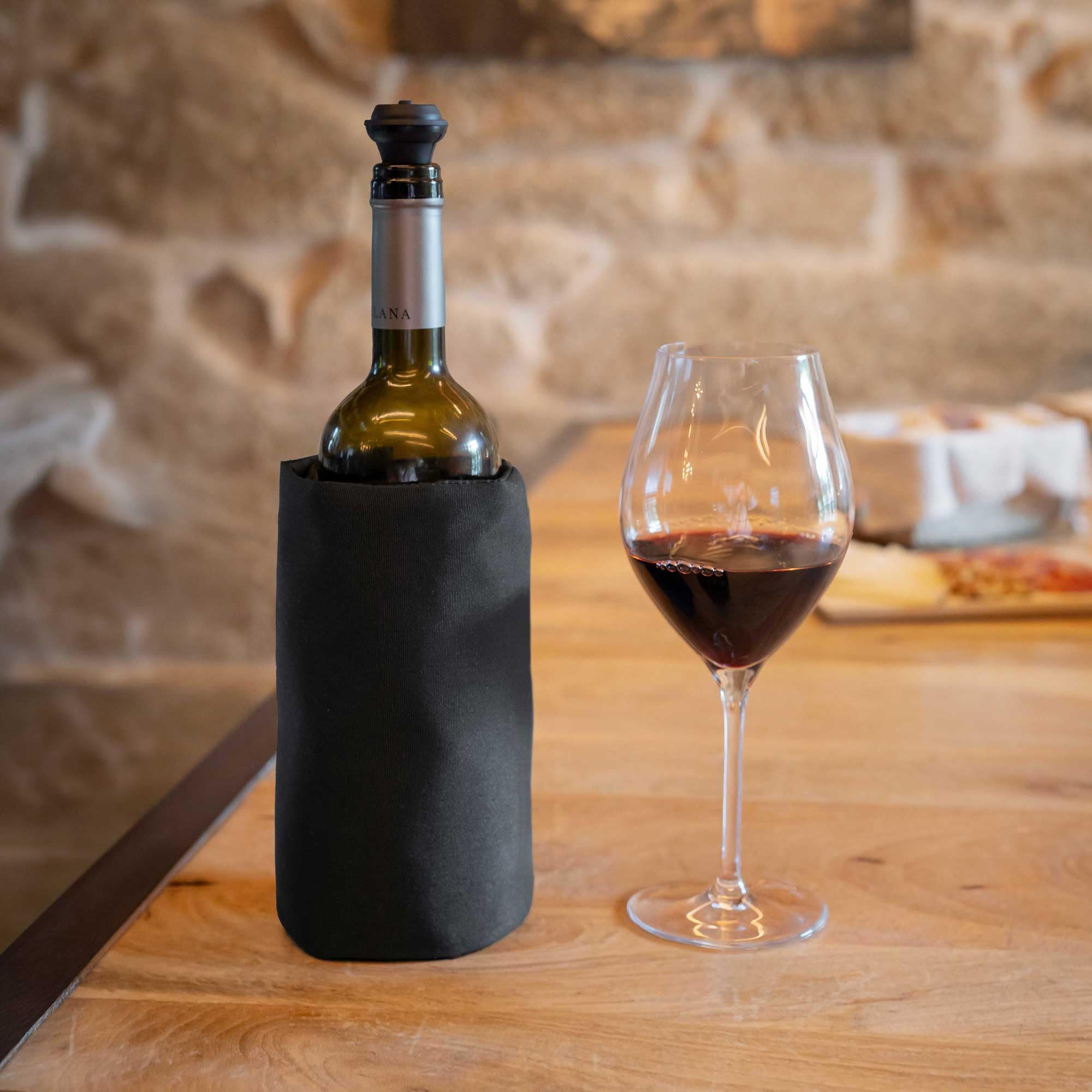 Koala Spain Enfriador de Vino con Gel Rápido Enfriamiento Compartimentado, 4 Capas Anti-condensación, Color Negro, Velcro Ajustable Bot. Vino o Cava, Incluye Regalo Lámina Antigoteo