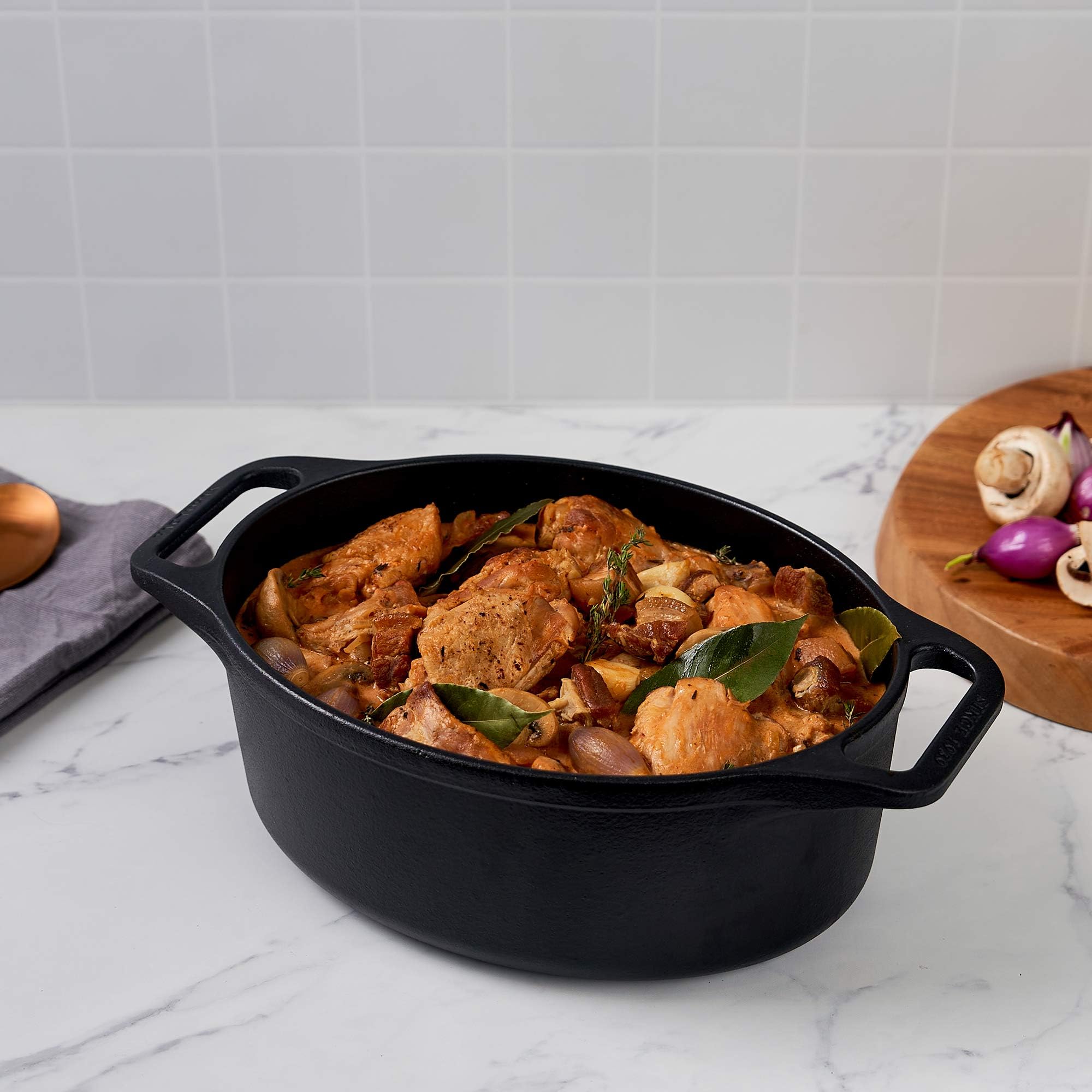 Victoria Forno Olandese, Pentola et Padella Induzione Ghisa Smaltata 31 cm Ovale, Cocotte 5,7L, Senza PTFE né PFOA, Adatta per Fuoco, Barbecue, Forno, Vetroceramica, Gas