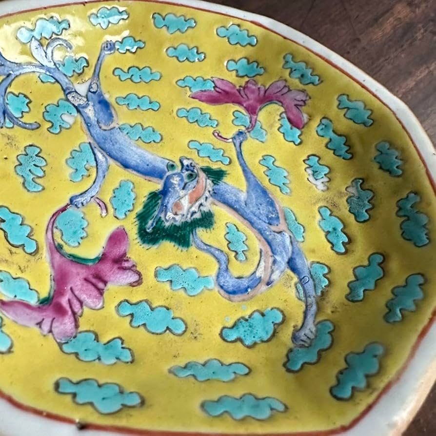 希少縁起物龍官窯内造清代黄地粉彩蟠龍紋八稜足付盤運気上昇龍の舞 希少縁起物龍官窯内造清代黄地粉彩蟠龍紋八稜足付盤運気上昇龍の舞