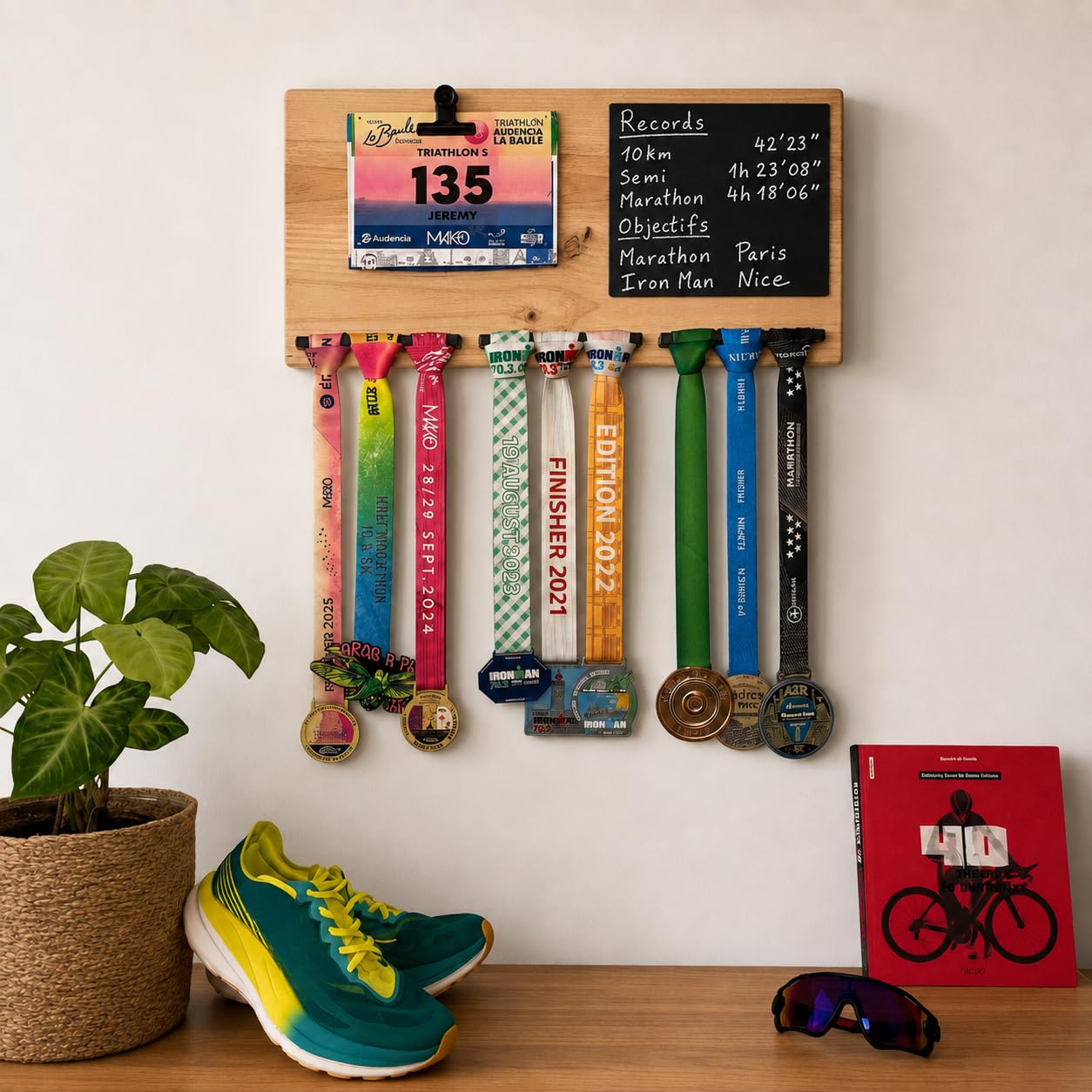 Medaillen- und Startnummernhalter aus Massivholz – Handgefertigte Wandhalterung Finisher, einzigartiges Geschenk für Triathleten und Marathonläufer.