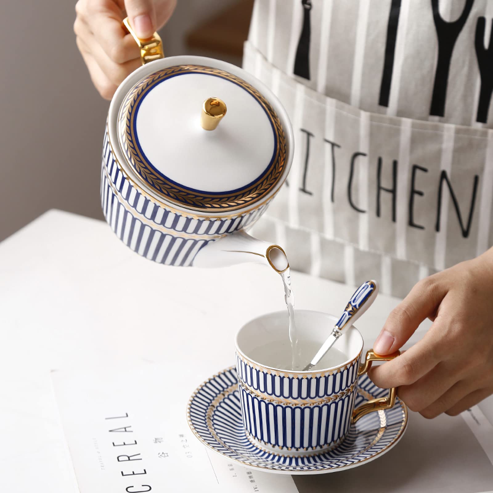 15-częściowy porcelanowy zestaw do herbaty, zestawy filiżanek i spodków kawy, serwis herbaciany w niebieskie paski z dzbankiem, cukiernica, dzbanek na śmietankę, łyżki