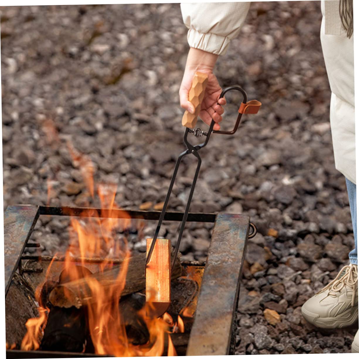 Pinza per Carbone da Barbecue in Ferro e Legno, 1 Pezzo | Nera, Uso Cucina e Picnic, Leggera e Robusta, Impugnatura in Pu per Presa Stabile