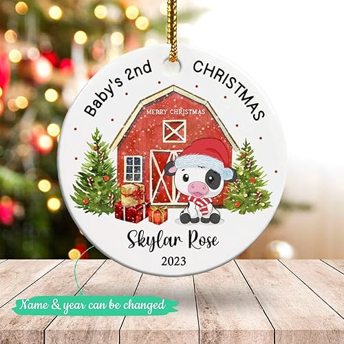 Vista 2 de Adorno de cerámica personalizado para la segunda Navidad del bebé, vaca lechera Feliz Navidad 2025, regalo personalizado para los amantes