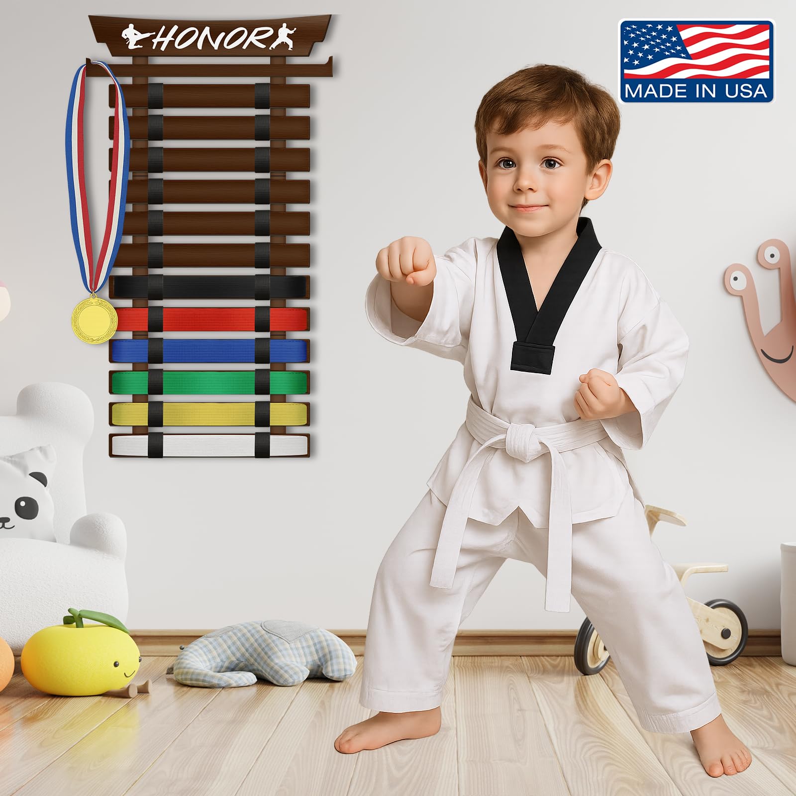 SD FACTORY Support mural pour 12 ceintures de karaté avec autocollants, support mural pour ceinture de taekwondo, sans assemblage nécessaire, supports suspendus pour enfants et adultes