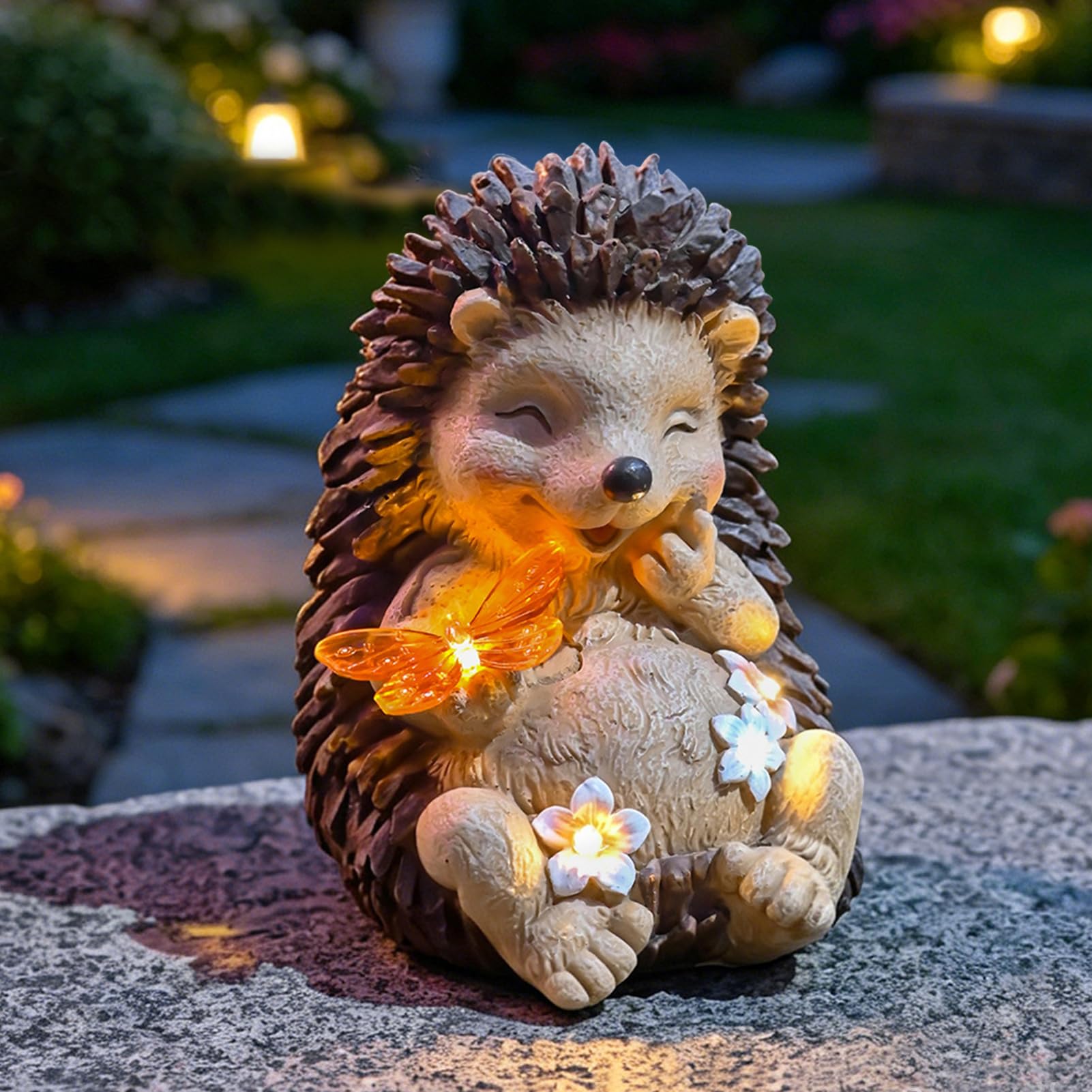 Nexoria Solar Igel Gartenfiguren mit Blumen Gartendeko für Draußen Wetterfest Igel Deko mit Led Lichter Solar Igelfigur mit Schmetterling Gartenleuchte Solarlampe für Garten Balkon (A)