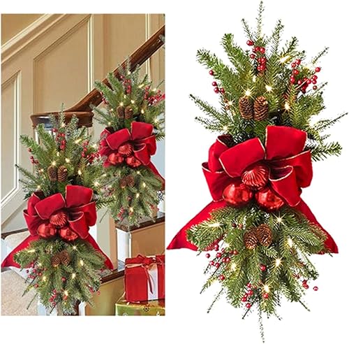 Anupeg Traje de Navidad adornos de Navidad preiluminados sin cables decoración de escalera de puerta de Navidad con bayas de cono de pino y luz