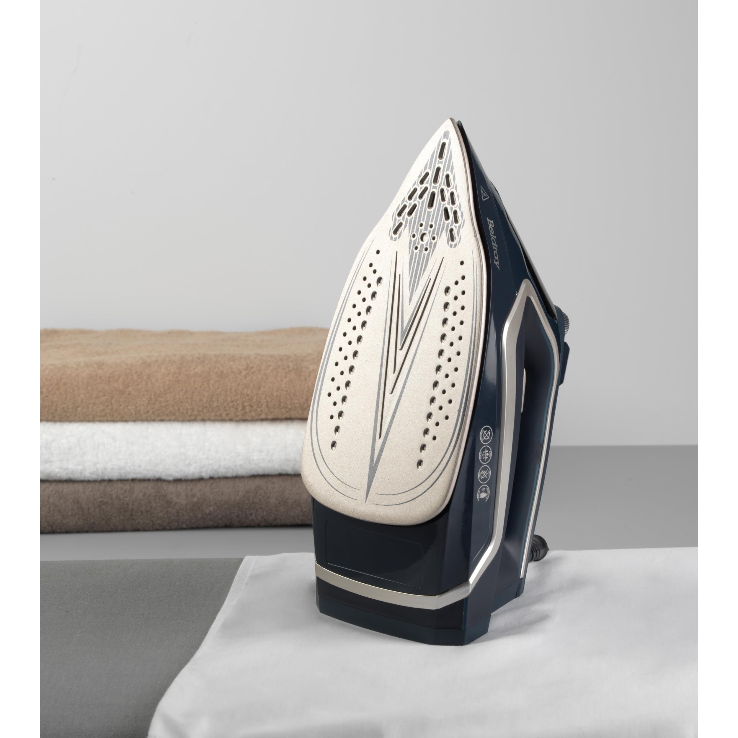 Beldray Ultra Sleek Ferro da stiro a vapore 2600 W, colpo vapore 140 g/min | Piastra in ceramica antiaderente, serbatoio da 280 ml, temperatura regolabile, funzione autopulente, cavo da 2,5 m