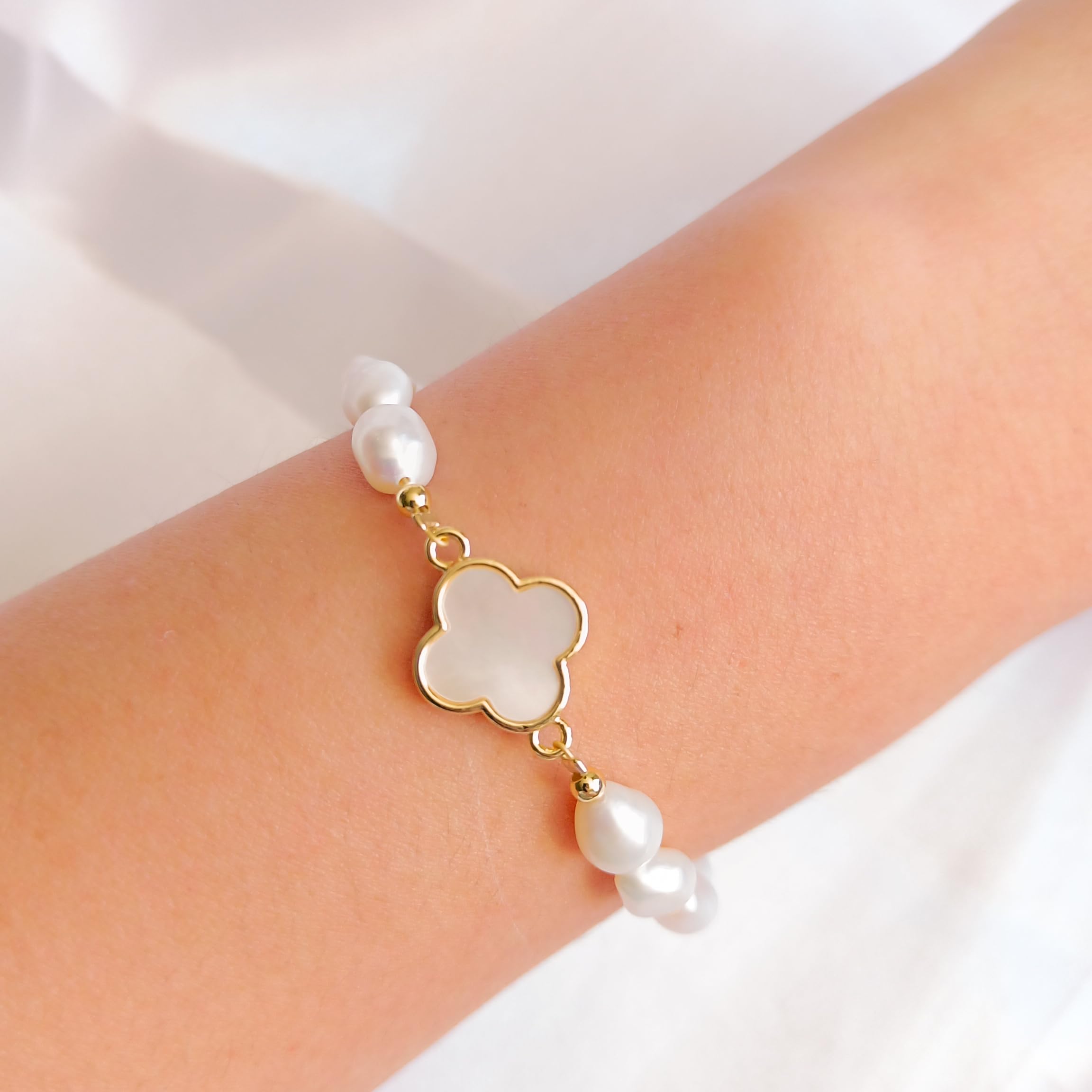 Bracelet Perles d'Eau Douce avec Pendentif en Nacre Trèfle à Quatre Feuilles - Cadeau de prestige - Bijoux Femme Tendance