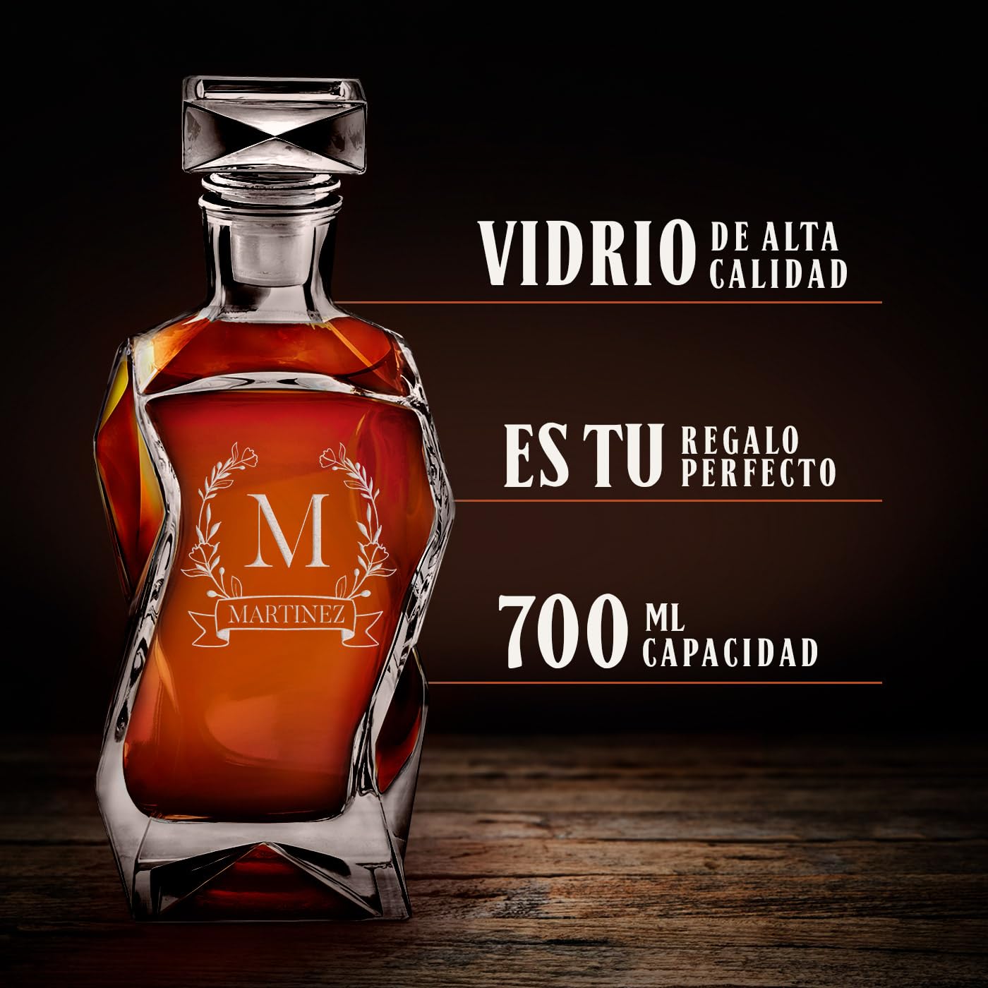 Maverton Jarra de Whisky Personalizada 700ml con 6 Vasos 250ml - Regalo Mujer - Regalo Cumpleaños Mujer - Set de Cristal con Tapa para Licores Vino Brandy - Apellido