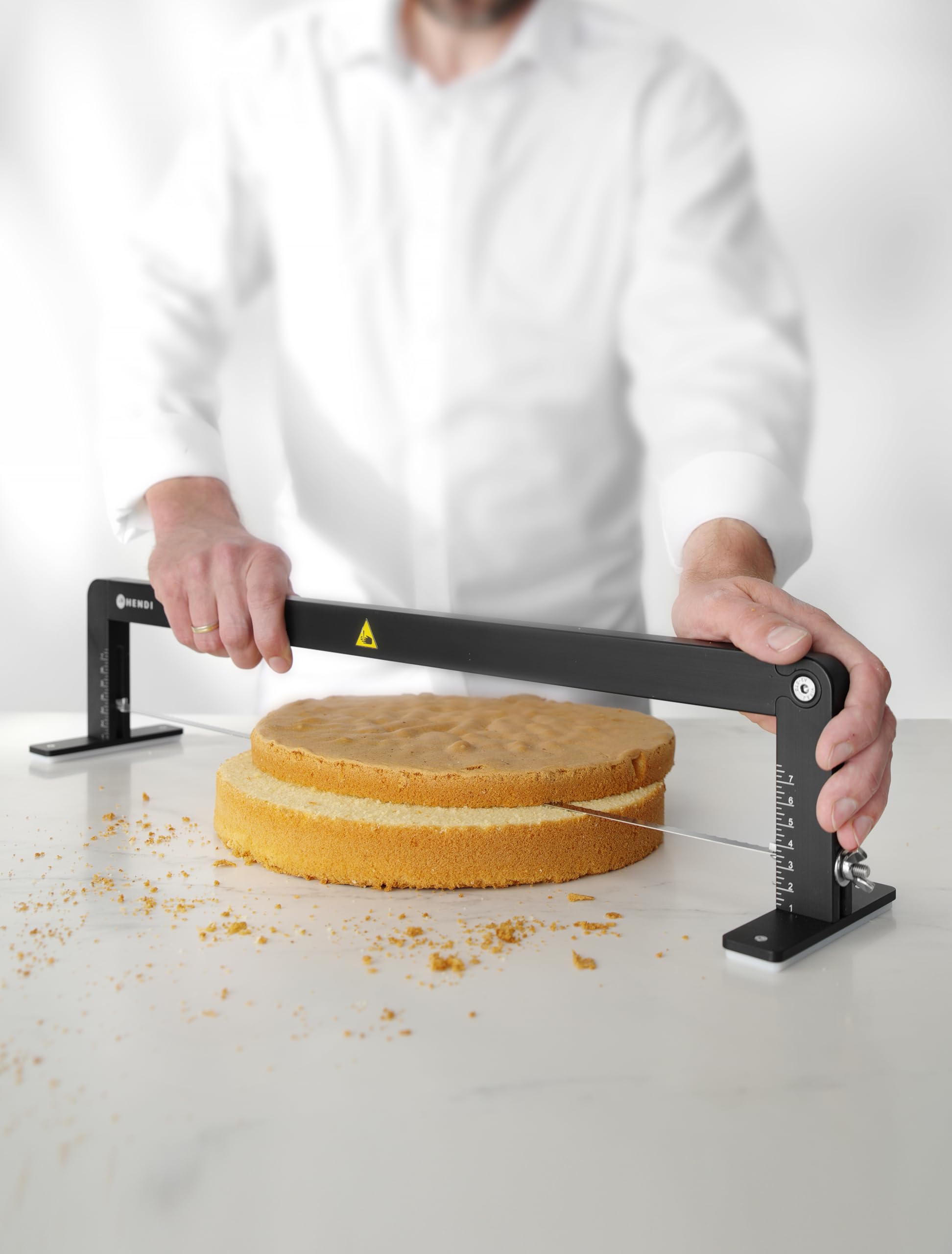 HENDI Sierra manual profesional de repostería, hoja ajustable, para cortar masa de tartas en capas, cortador, rebanadora, niveladora de biscocho, 620x120x(H)130mm, acero inoxidable, aluminio, negro
