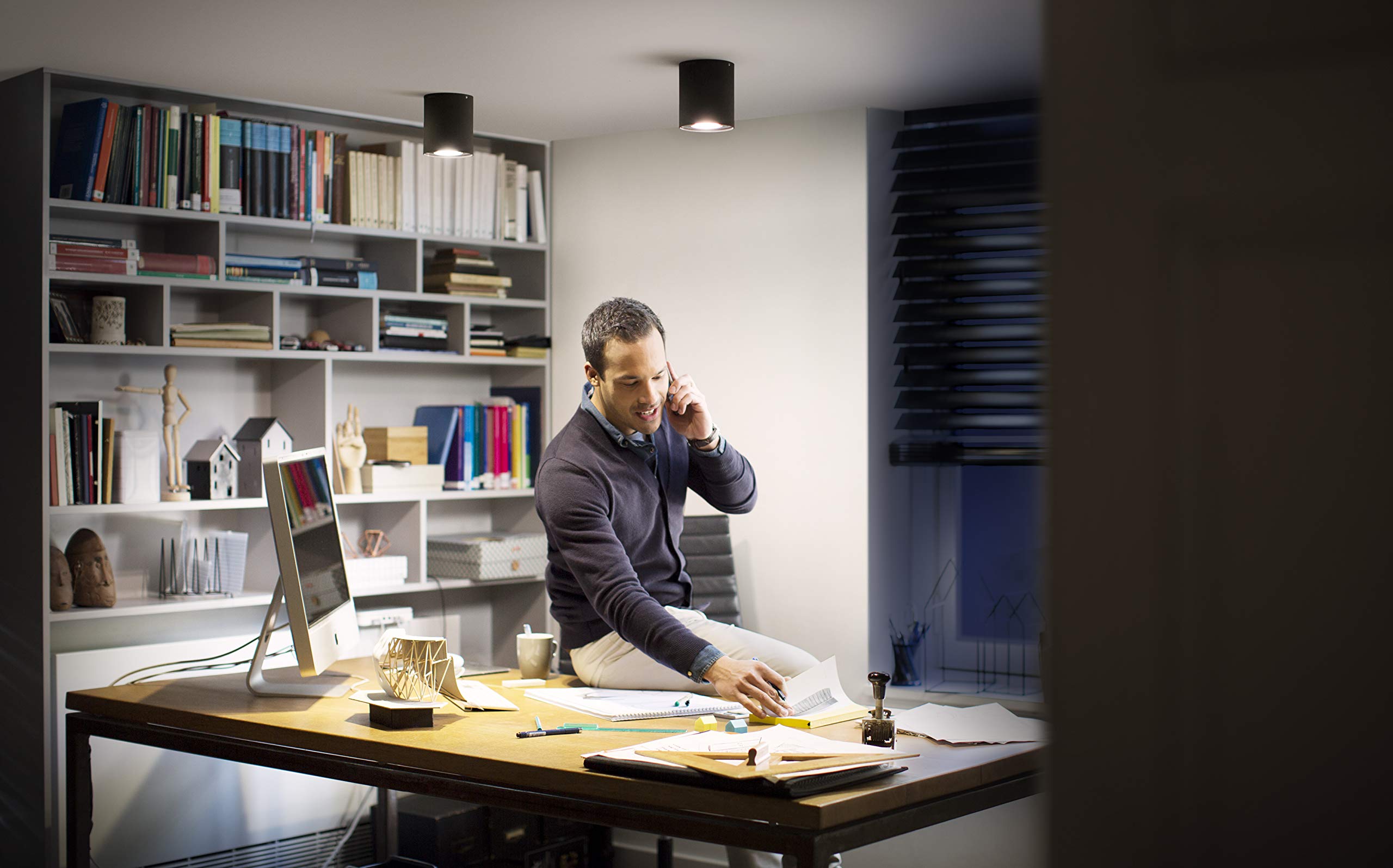 Philips My Living Pillar - Foco conectado, LED integrado, controlable vía App, incluye interruptor Switch, elige entre luz cálida o fría regulable