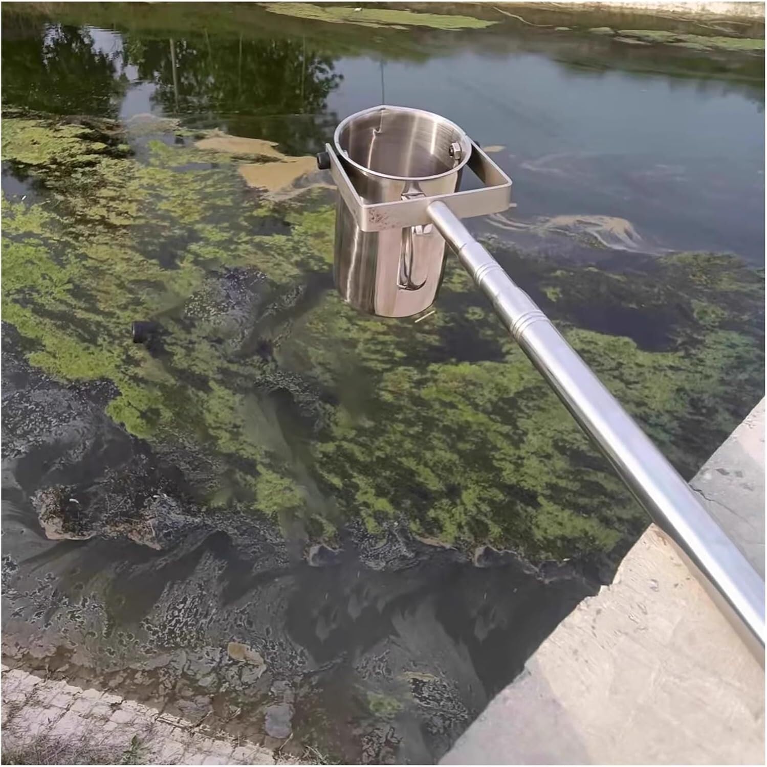 Échantillonneur d'eau télescopique pour la surveillance de rivière