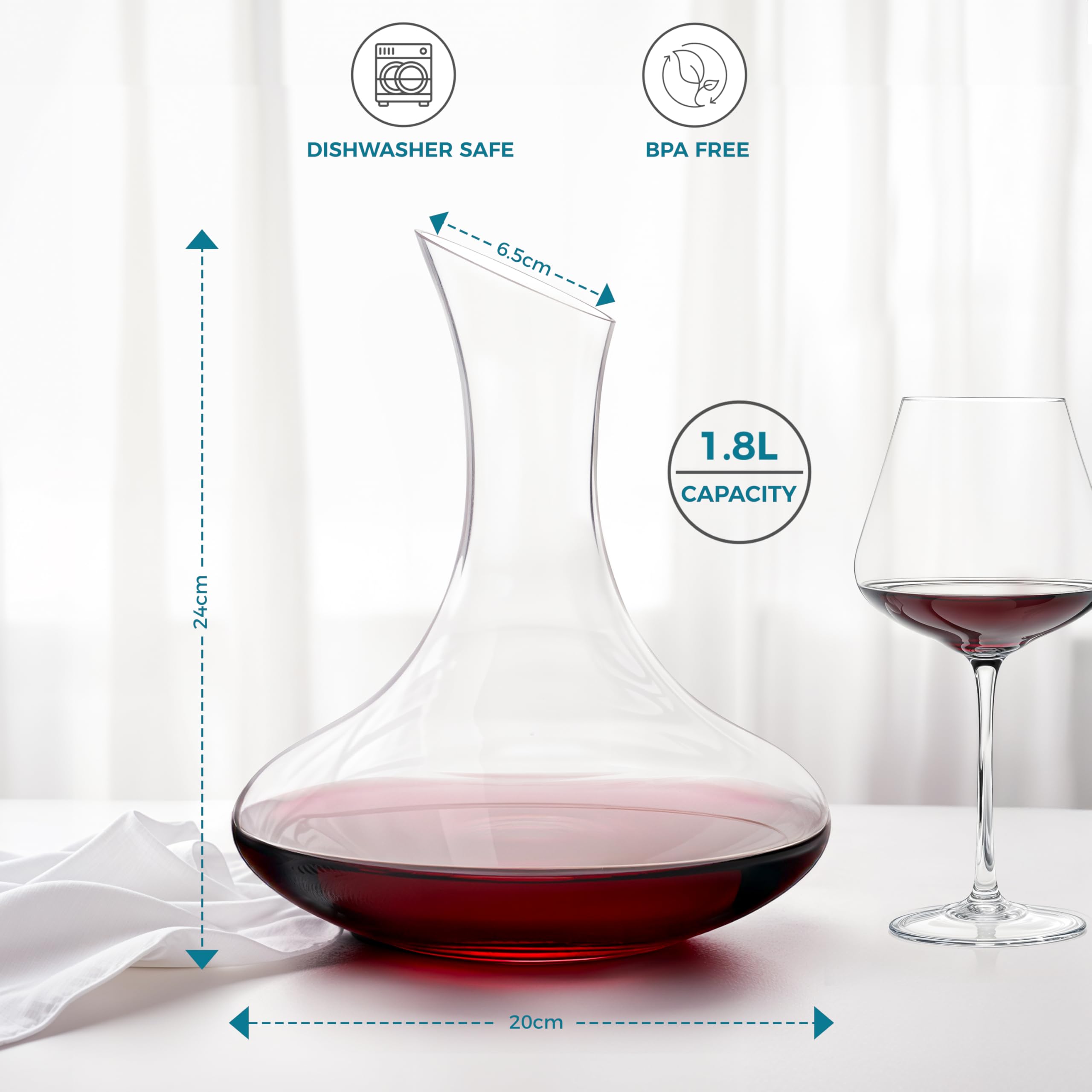 Winter Shore 1,8L Elegancka Karafka Szklana do Wina - Przezroczysta Karafka Kryształowa z Pochylonym Dzióbkiem, Szeroką Podstawą - Prezent dla Miłośników Wina - Dzbanek bez BPA