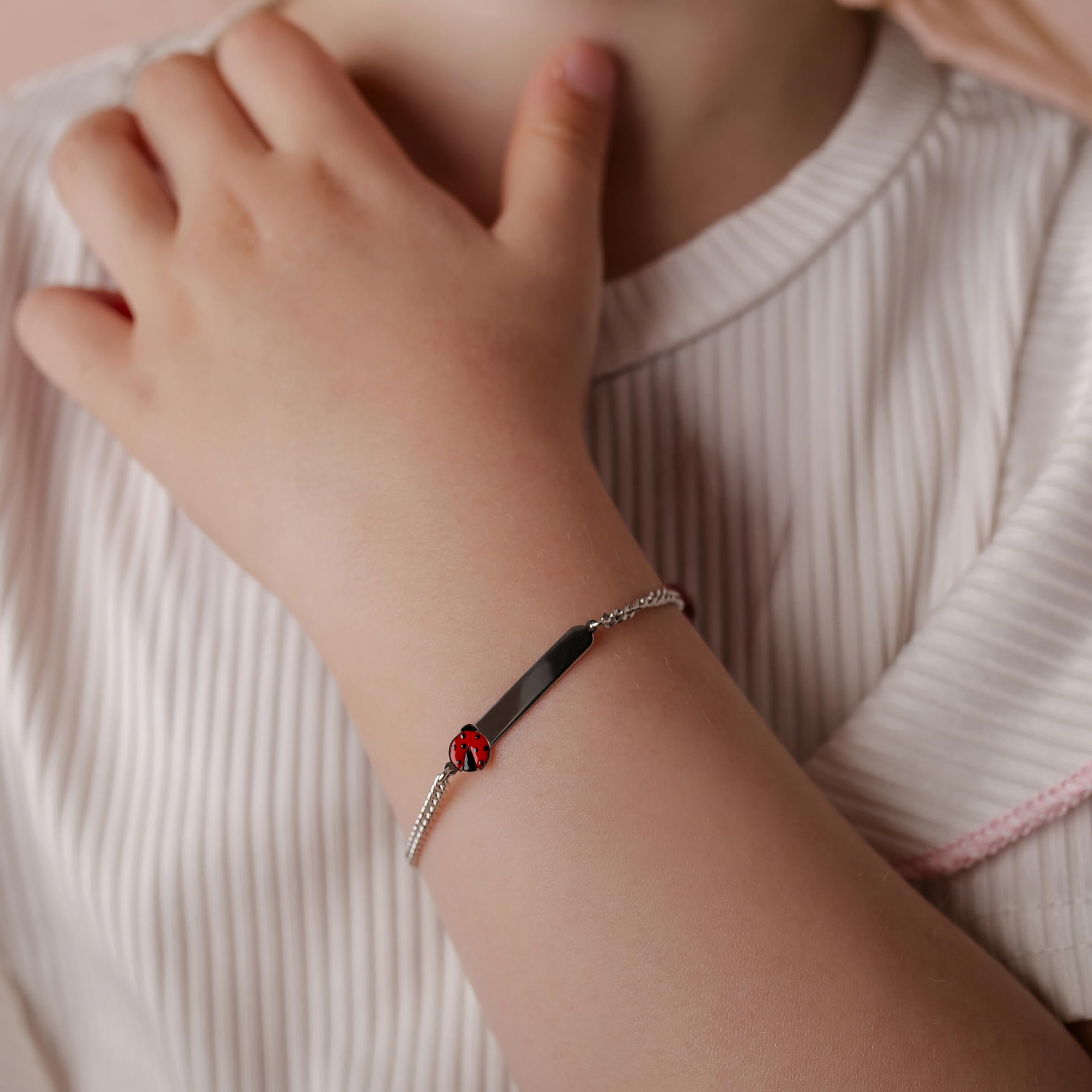 Sakrami Pulsera de Plata 925 Placa Grabable para Niños con Mariquita Esmaltada+ Caja Regalo Personalizada - Pulsera para Nacimiento Comunión o Bautismo