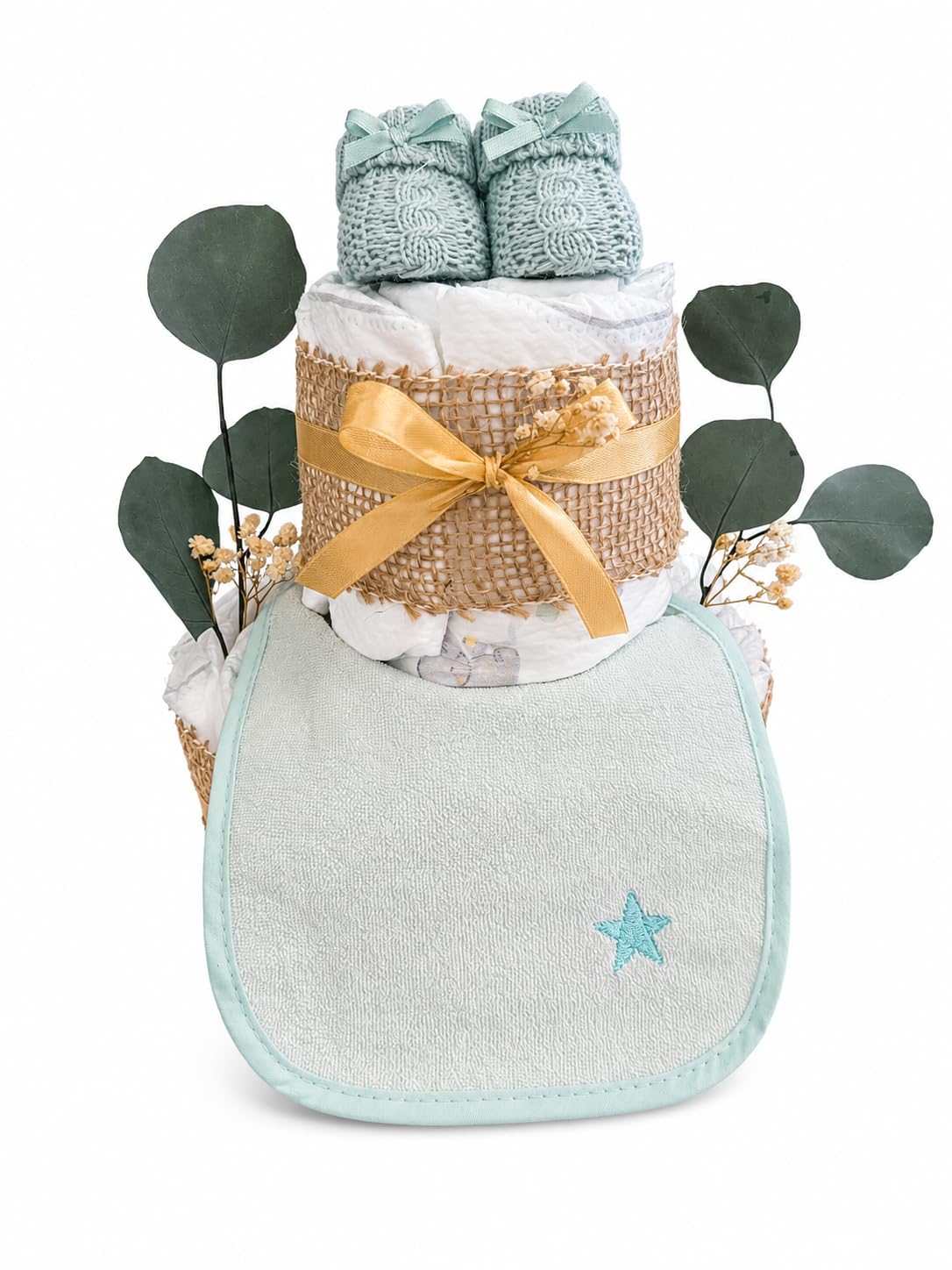 dubistda Gâteau à couches vert sauge avec bavoirs et bottines | Cadeau fait à la main pour une naissance neutre, fête prénatale et baptême