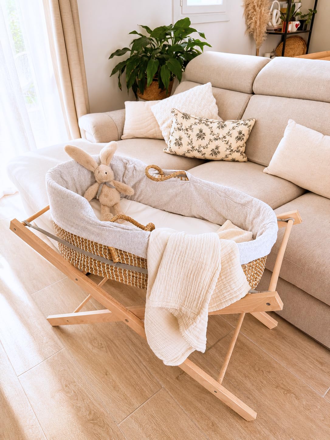 Mokee Couffin pour Bébé en Jonc de Mer avec Support - Panier Moïse avec Matelas, Literie en Coton, Doublure Rembourrée et Support en Bois - Couffin Moïse Naturel (Naturel & Support Naturel)