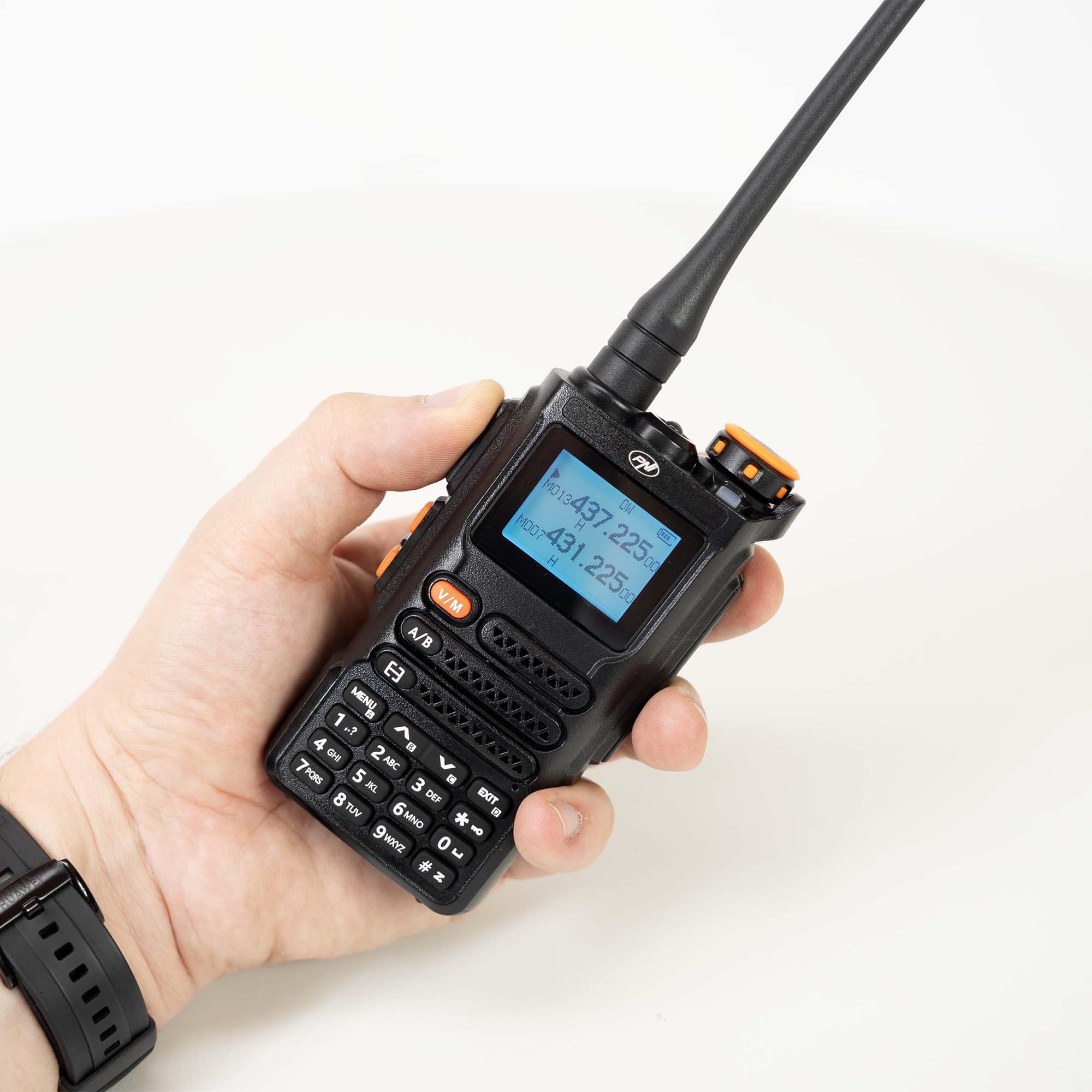 Estación de Radio portátil VHF/UHF PNI P16UV 999 Canales, Doble Banda TX y 6 Bandas RX, transmisión VOX, escaneo, Radio FM, Canales meteorológicos, Iones de Litio, 2600 mAh