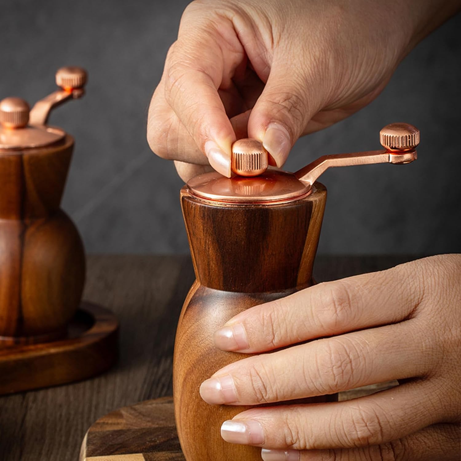 Pepper Grinder, Hand Crank Kitchen Gadgets, Adjustable Grinder and Shaker for Spices, Bean, Chili Cumin and Seasoning, Countertop Kitchen Tool for Apartment Restaurant Camping Home Use