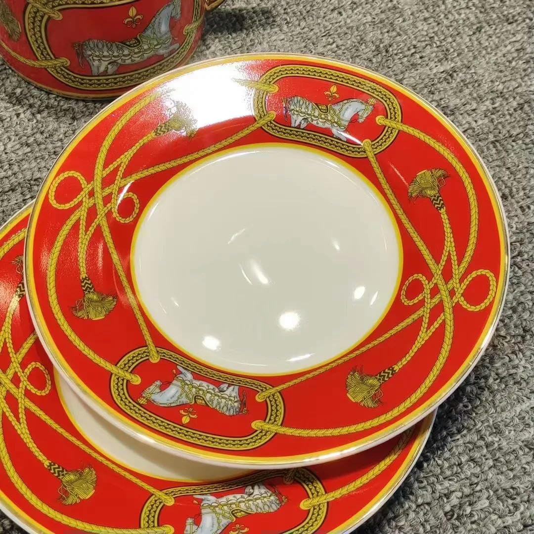 2 SZT/ZESTAW Luksusowe Filiżanki do Herbaty Drobiazgowa Porcelana Kościana Złota Rękojeść Królewska Porcelana Zestaw na Herbatę Espresso Żeliwne Filiżanki do Herbaty
