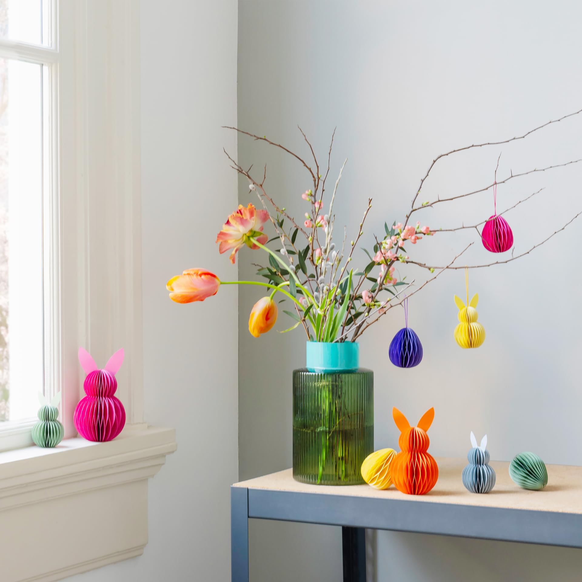 REMEMBER Glasvase Groove Green, H 23.8 cm, Ø 14.5 cm, Vasenöffnung: Ø 9.3 cm – Dekorative Design Vase aus Glas für Blumen und Trockenblumen, Moderne Tischvase für Wohnzimmer, Esszimmer oder Büro