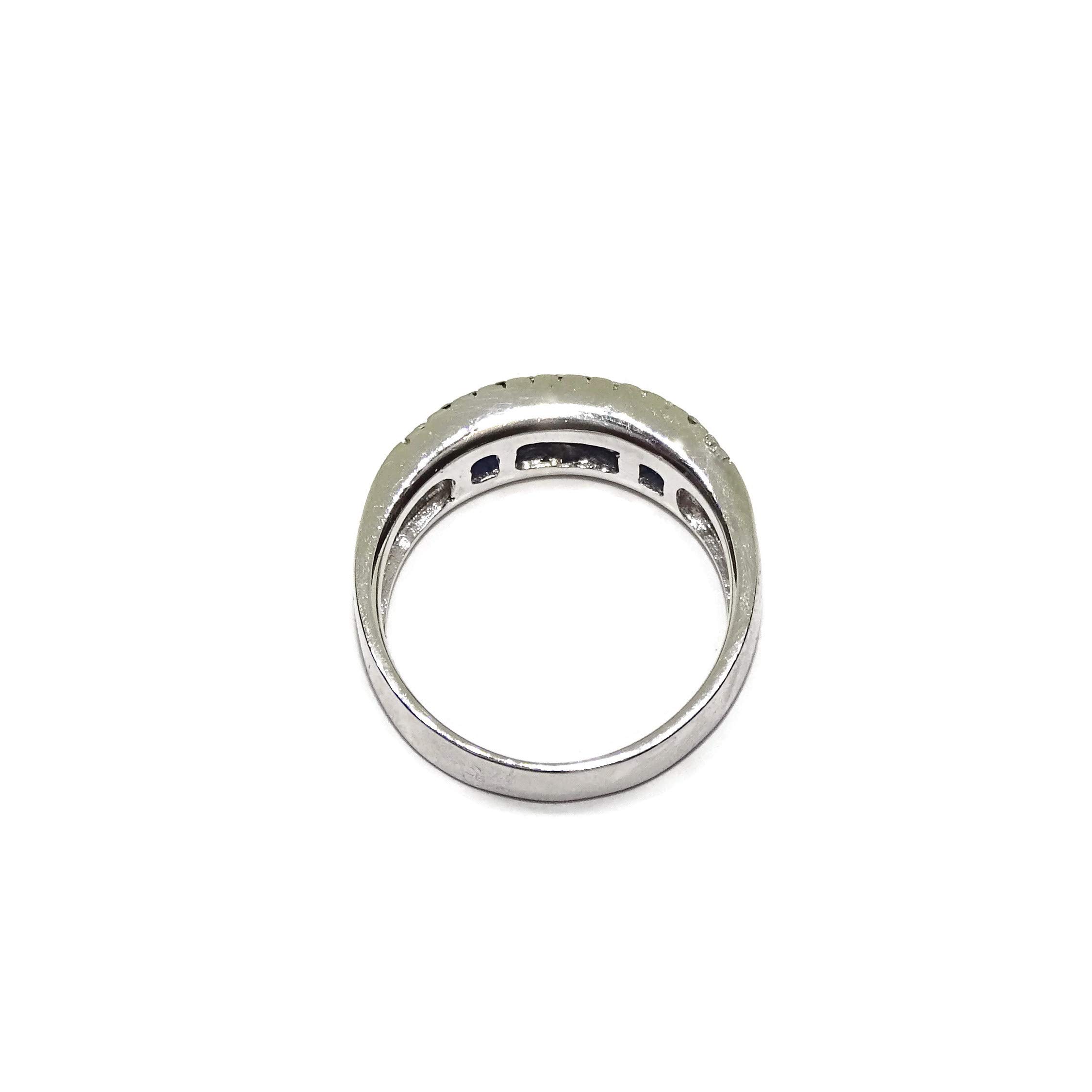 Anillo de oro blanco de 18k con 0.15cts de diamantes y 0.78cts de zafiros
