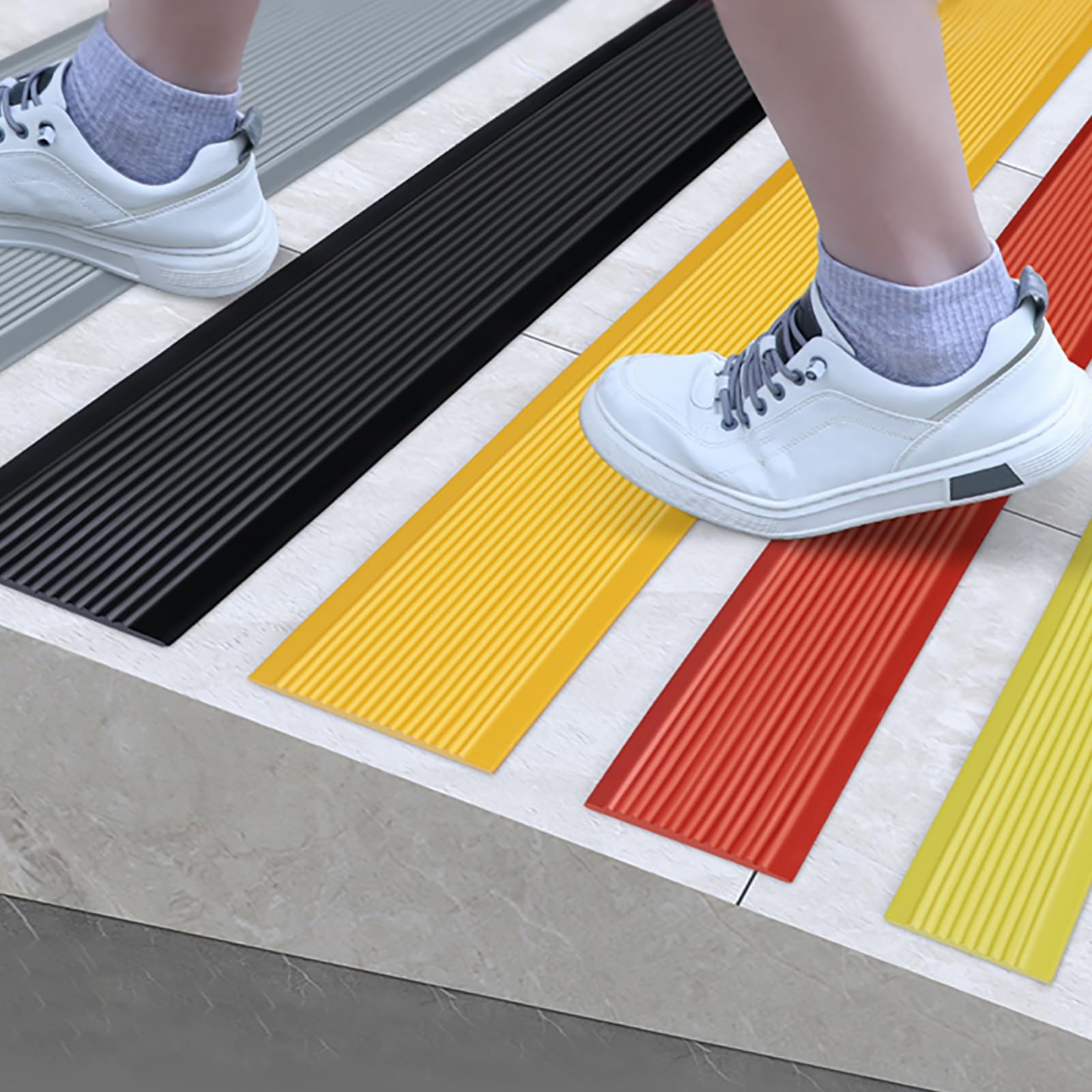 Perfil Protector de Escalera Pelar Y Pegar Goma Cinta De Agarre, Exterior Flexible Impermeable Peldaños Antideslizantes, Madera/Laminado/Hierro Escalera Cinta De Tracción Para Baño Cocina Escaleras(Go