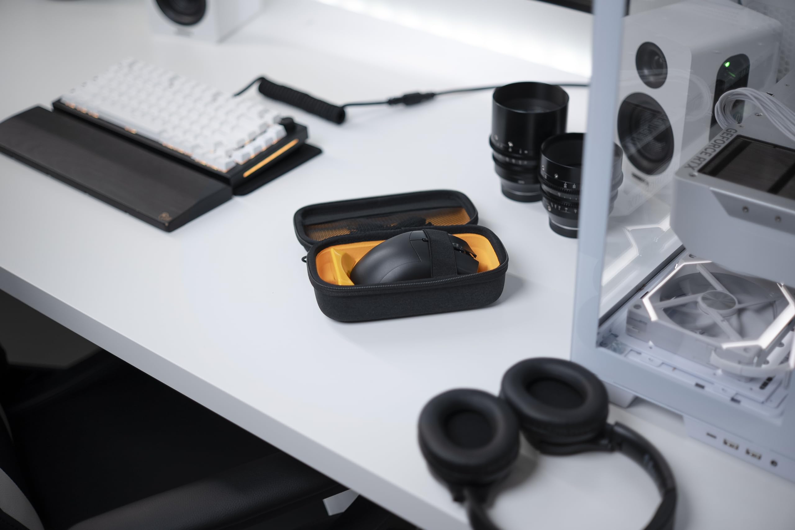 GLORIOUS Gaming Model D 2 Pro Souris de Jeu sans Fil - 2,4 GHz, délai 1 ms, 100M de clics, 60 g, Batterie Longue durée, Capteur 26K DPI BAMF 2.0, RGB, Ergonomique, 6 Boutons, Pieds en PTFE - Noir