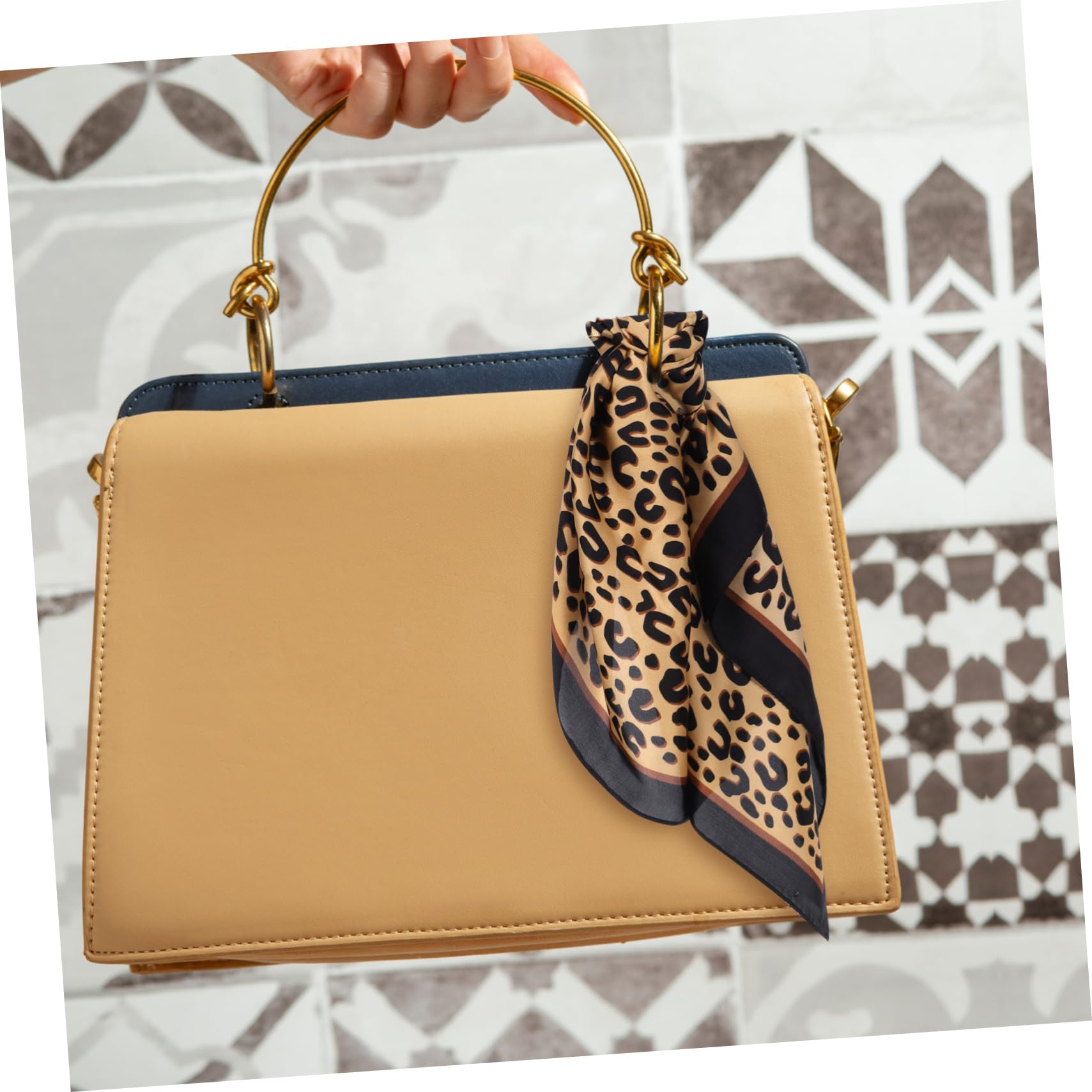 VALICLUD Bufanda Cuadrada de Seda Imitada Estampado Animal Print para Mujer, Ligera y Delicada, Adecuada Día Madre y Diferentes Ocasiones de Moda Color Aleatorio