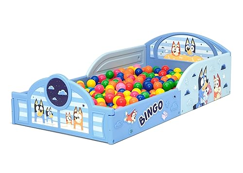 Miniatura 11 de Delta Children - Juego Bluey de 4 piezas para habitación en una caja para niños pequeños  Incluye cama para dormir y jugar, mesa, 1 silla y caja de