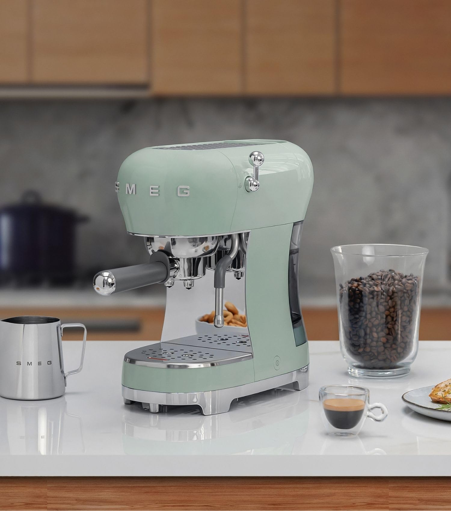Smeg, Macchina da Caffè Espresso Manuale ECF02WHEU, Made in Italy, Cappuccino System, Thermoblock, Tazze Grandi e Funzione Caffè Doppio, Made in Italy, Dimensioni Compatte, 1350W, Bianco