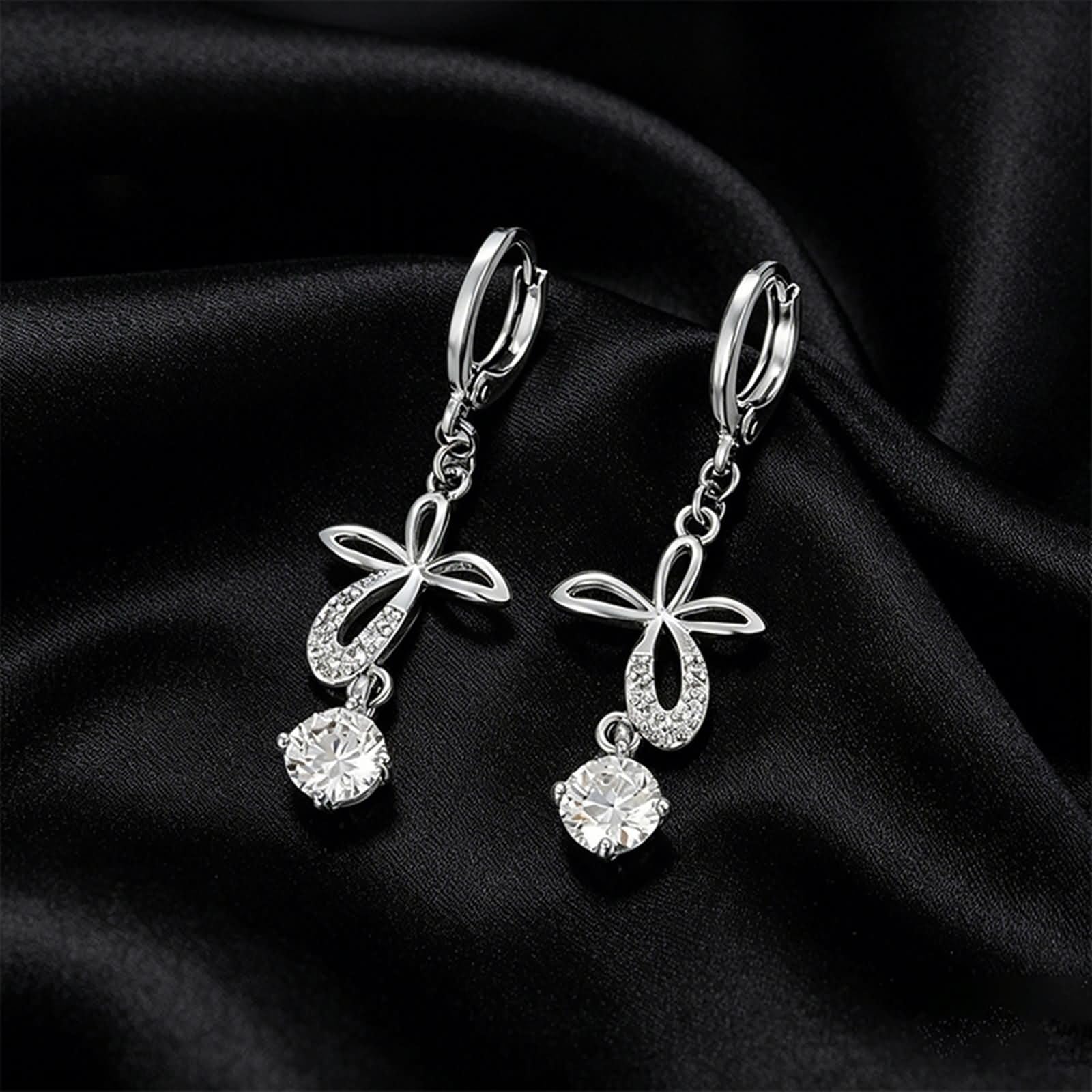 Pendientes de aro con colgante de mariposa y moissanita
