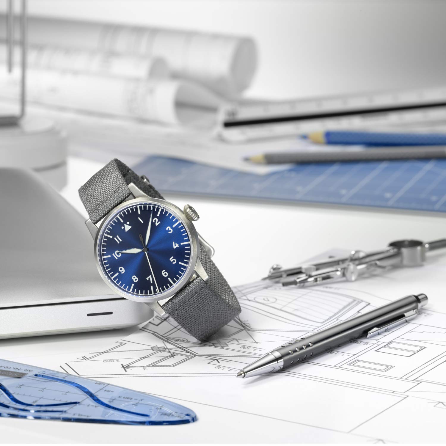 Laco Fliegeruhr Memmingen Blaue Stunde, Armbanduhr, graues Nylonband, Saphirglas, Ø 42 mm, ETA 2801.2 (Elaboré) Handaufzug, inkl. Etui - 862083