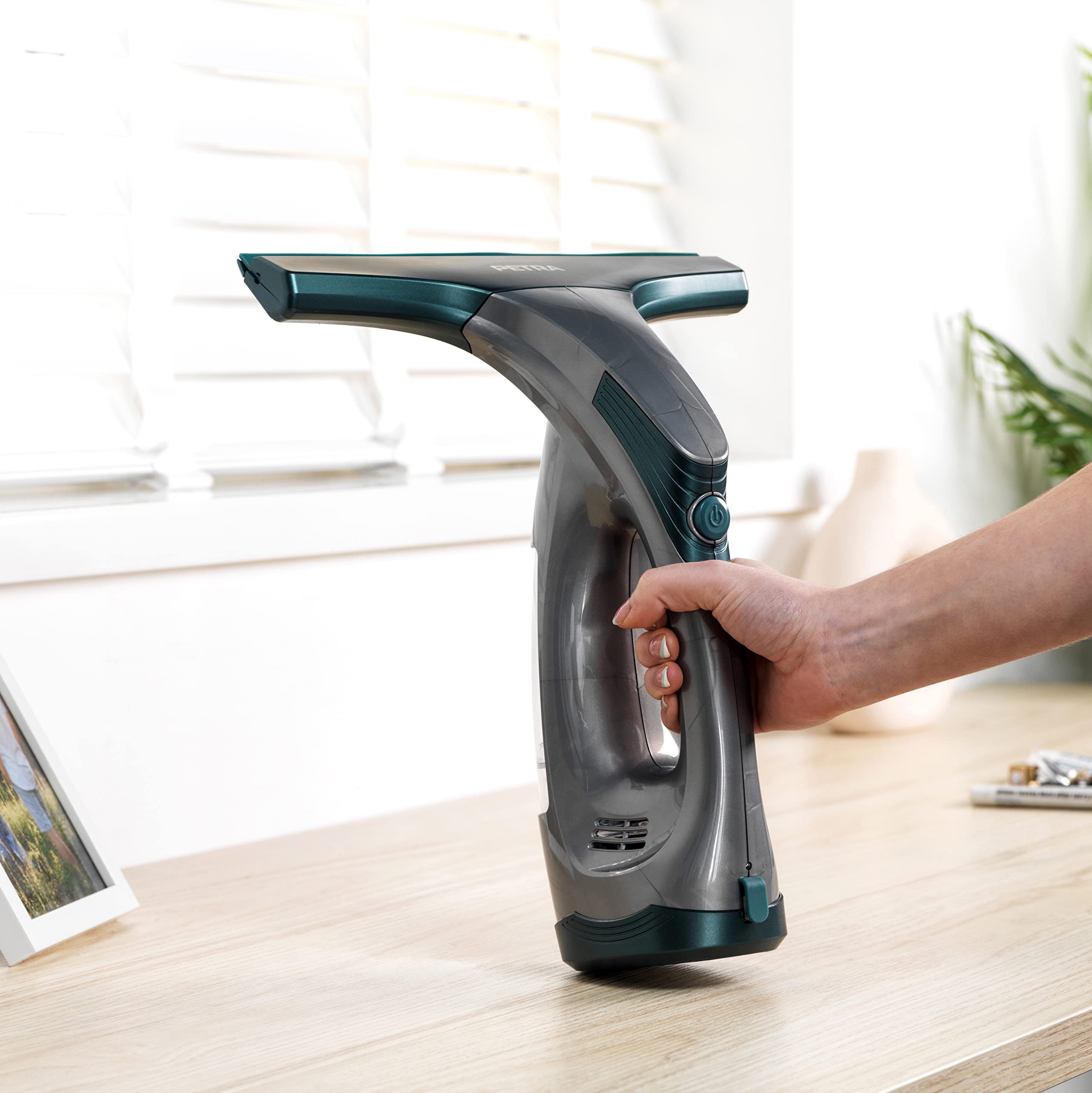 Petra PF0749VDEEU10 inalámbrico Aspirador para ventanas - batería recargable de 3,7 V, aspirador con cabezal ligero, depósito de 60 ml, hasta 30 minutos, sin marcas, elimina la condensación