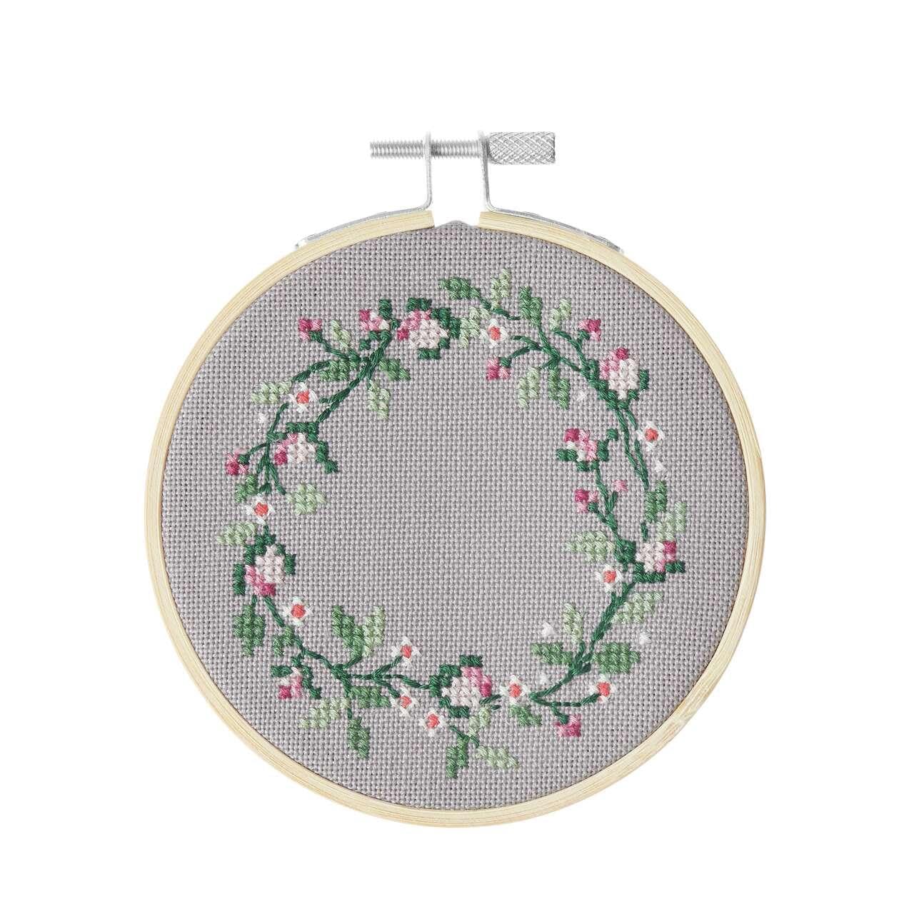 Stickpackung Gezählter Kreuzstich – Blumenkranz (Eierwärmer-Sticken)