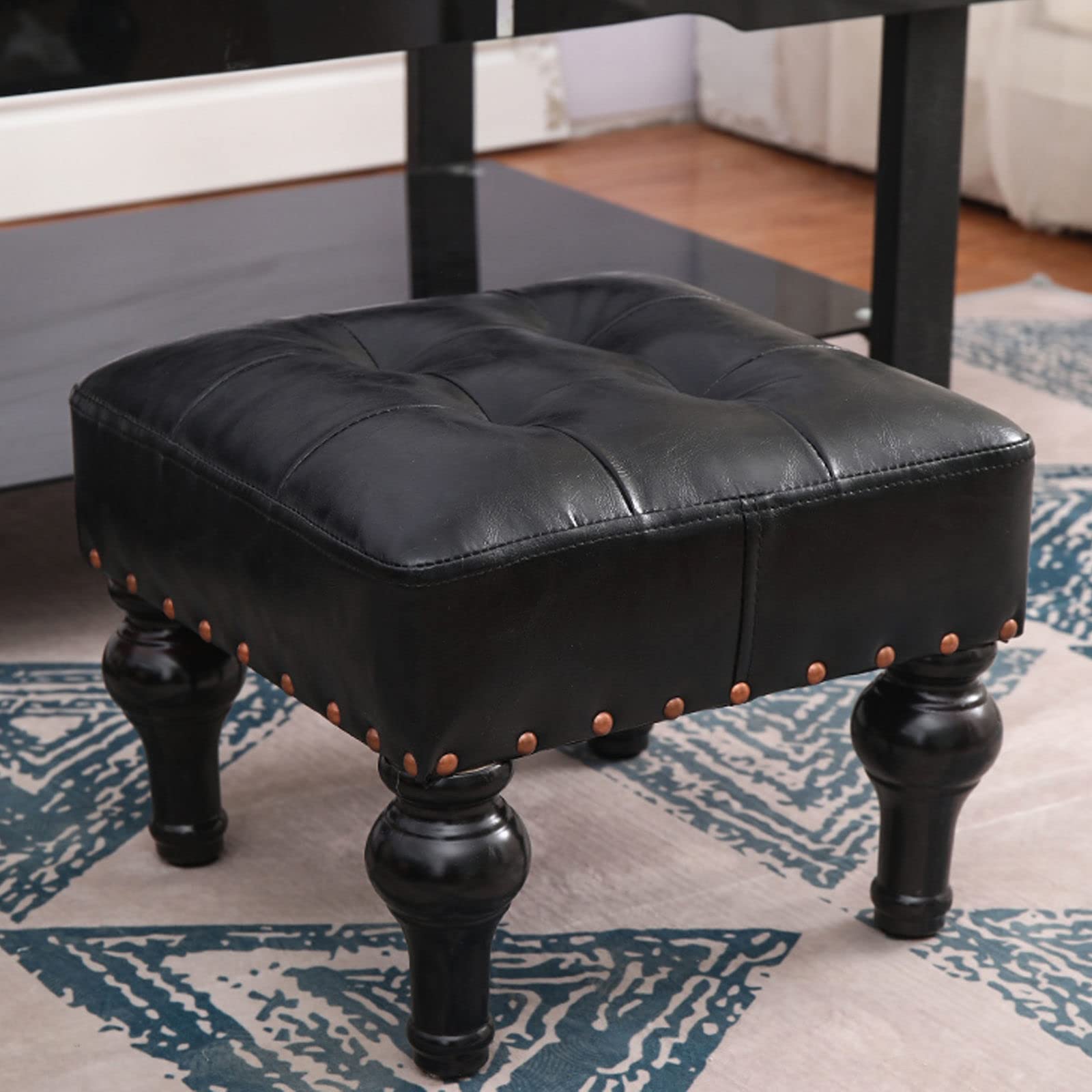 Ottoman carré compact et robuste pour soulager les jambes lourdes au salon