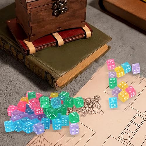 Miniatura 5 de Juego de 100 dados pequeños de 0.197 pulgadas con 1 bolsa de terciopelo, juego de dados de 6 caras, mini dados transparentes de colores, esquina