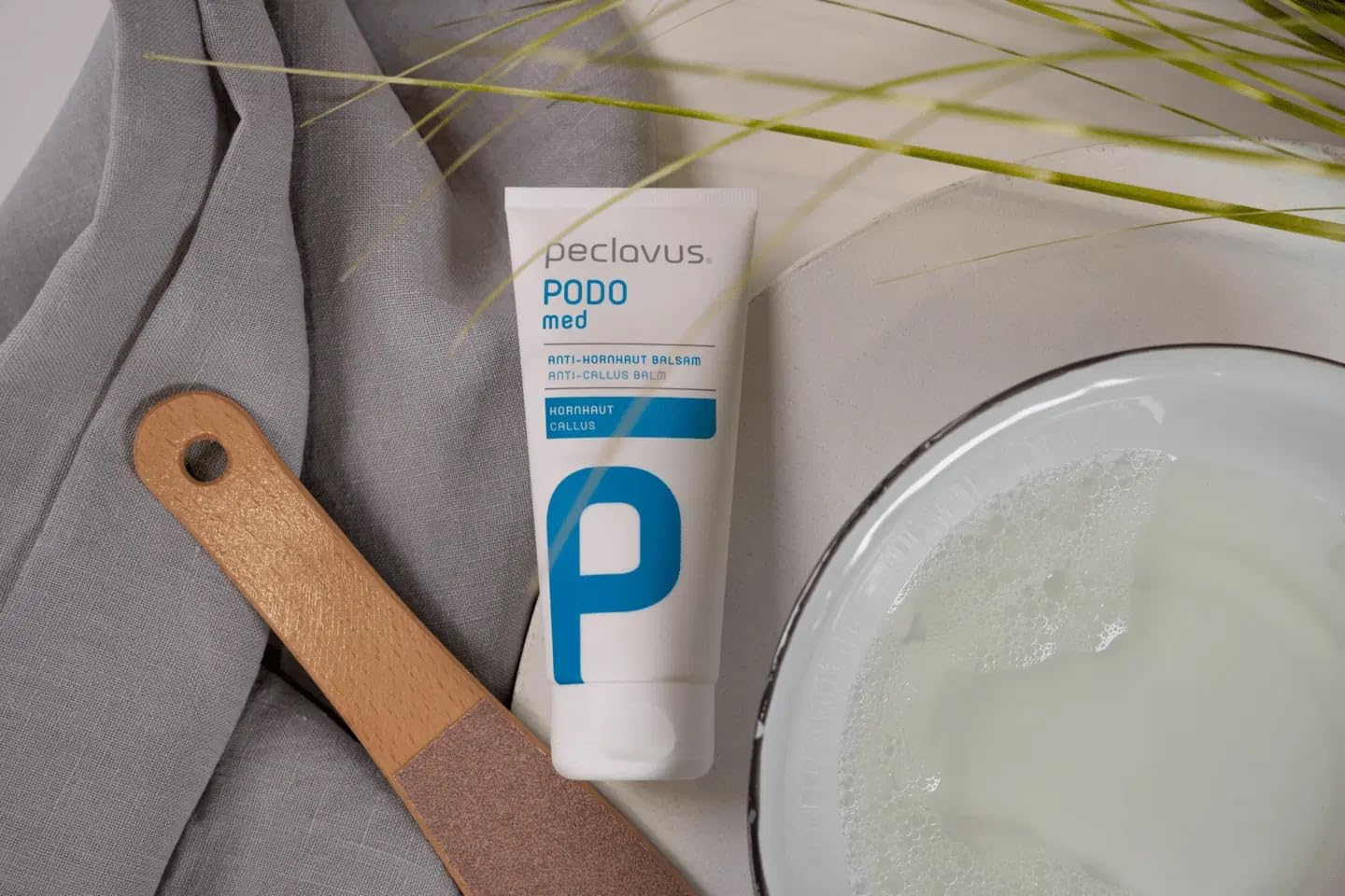 peclavus PODOmed Balsamo anti-calli, cura intensiva dei piedi con acido salicilico, olio di mandorle e olio di jojoba, contro calli, calli e punti di pressione, si assorbe rapidamente (1)