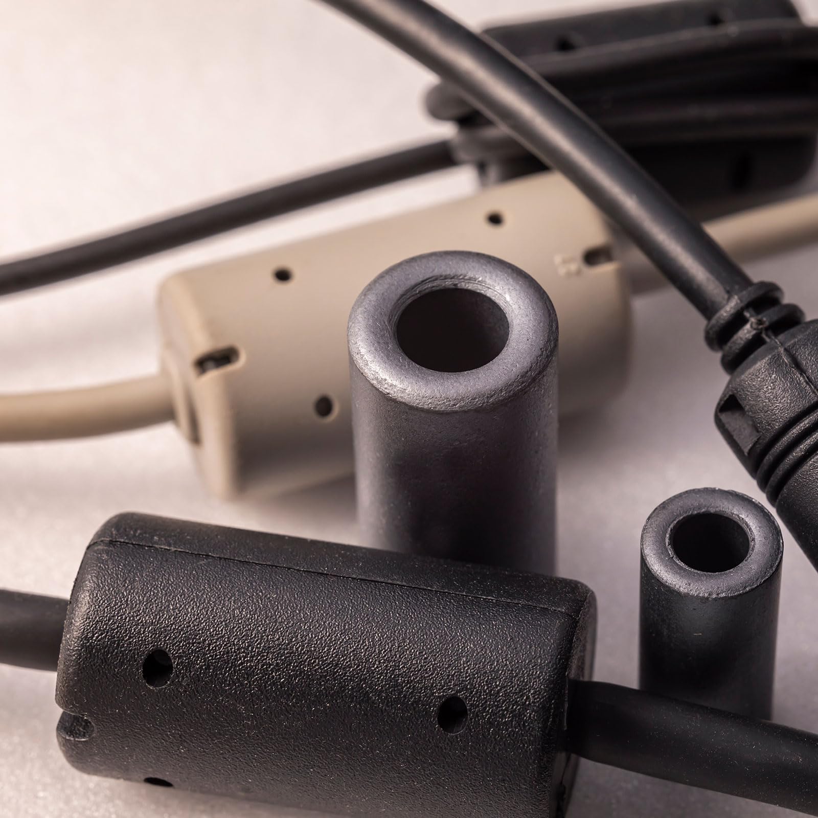 QUARKZMAN 60Pz 4 Misure Clip-on Ferrite Ring Core, Ferrite Beads EMI RFI Noise Cable Clip per Cavi da 5mm/7mm/9mm/13mm Diametro, Nero
