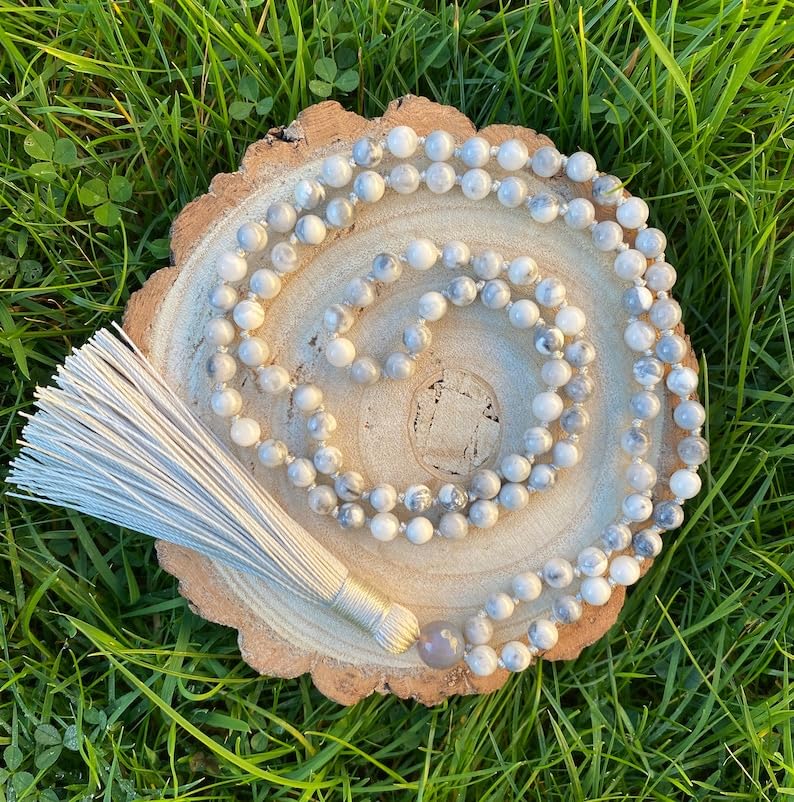 Cuentas Mala de piedra de ágata gris y howlita, collar de 108 mala, nudo mala, collar WWG, joyería de yoga, cuentas de meditación, joyería espiritual, joyería bohemia, 34inch, Gema