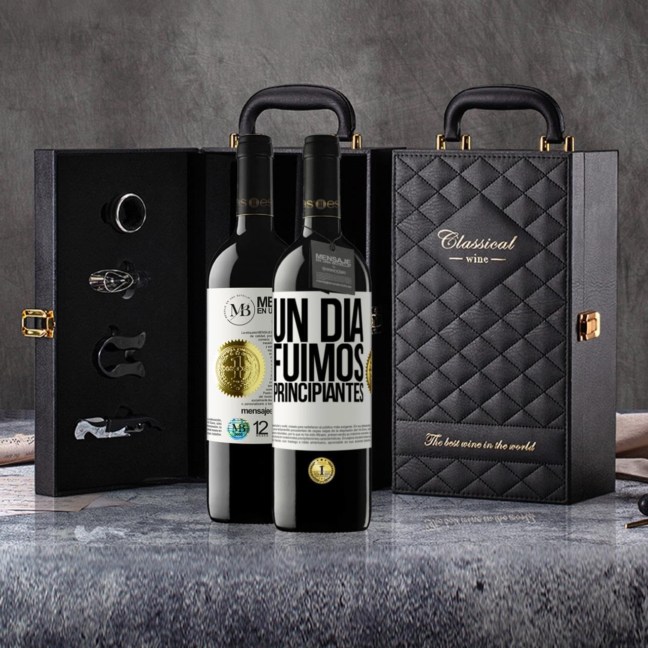 «Un día fuimos principiantes» Mensaje en una Botella. Estuche-Maletín de LUJO 2x Vino Tinto Premium Reserva 12 Meses y Set de 4 Accesorios. Etiqueta Blanca PERSONALIZABLE
