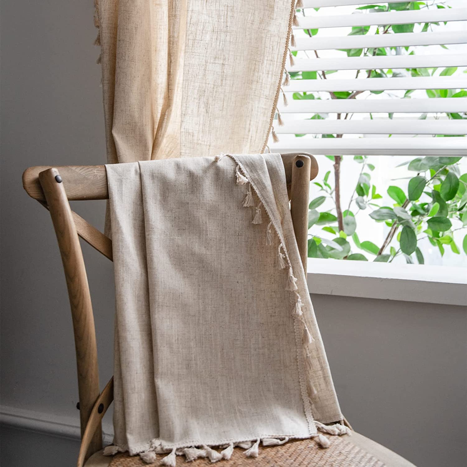 Sutuo Home - Rideau bohème semi-occultant avec pompons faits à la main et passe-tringle, à motif de jute texturé et chic - pour salon - 1 panneau de 150 x 274 cm (l x L) (aspect lin naturel)