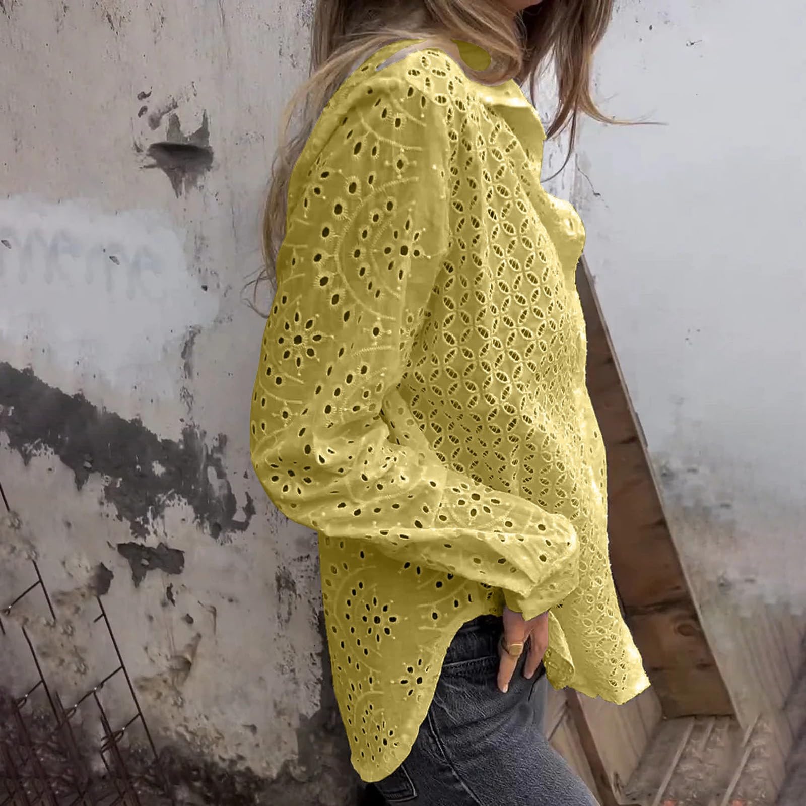 T-shirt en coton pour femme à manches longues et col en V – Chemise blanche à manches longues brodée, tunique avec détails ajourés et broderies, chemisier tendance et de classe, fermeture avant