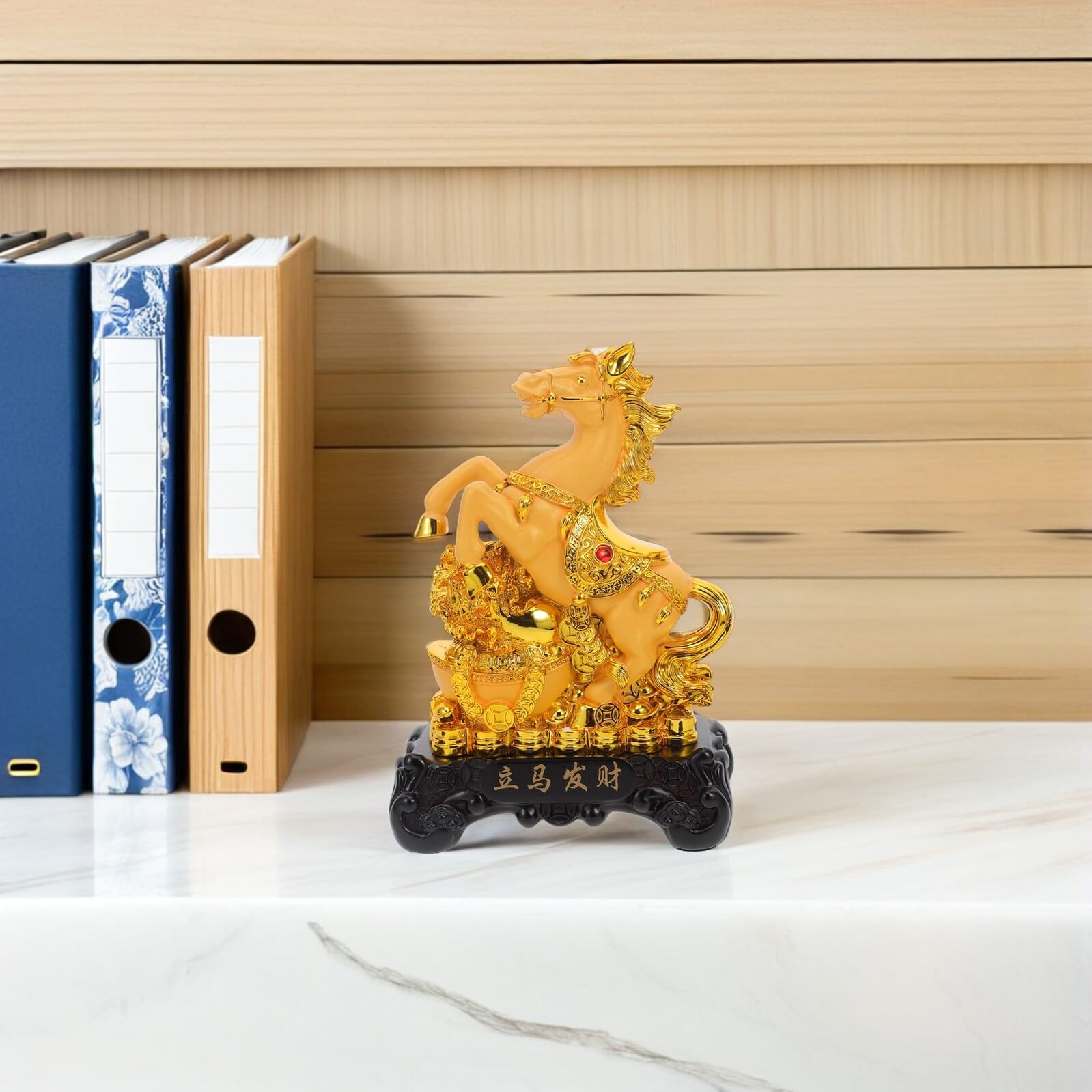 Ręcznie Malowana Figurka Konia z Żywicy Do Dekoracji Domu Kreatywna Ozdoba Feng Shui Rok Konia Statuetka Biurko i Półkę Salonie Gabinecie Symbol Bogactwa i Szczęścia